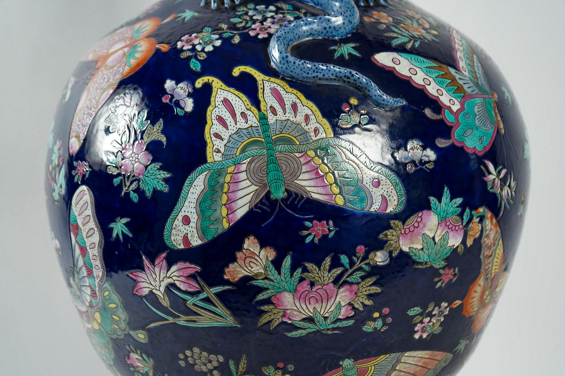 Important Chinese Cobalt Blue Vase with Butterflies and Lizards Decoration 4