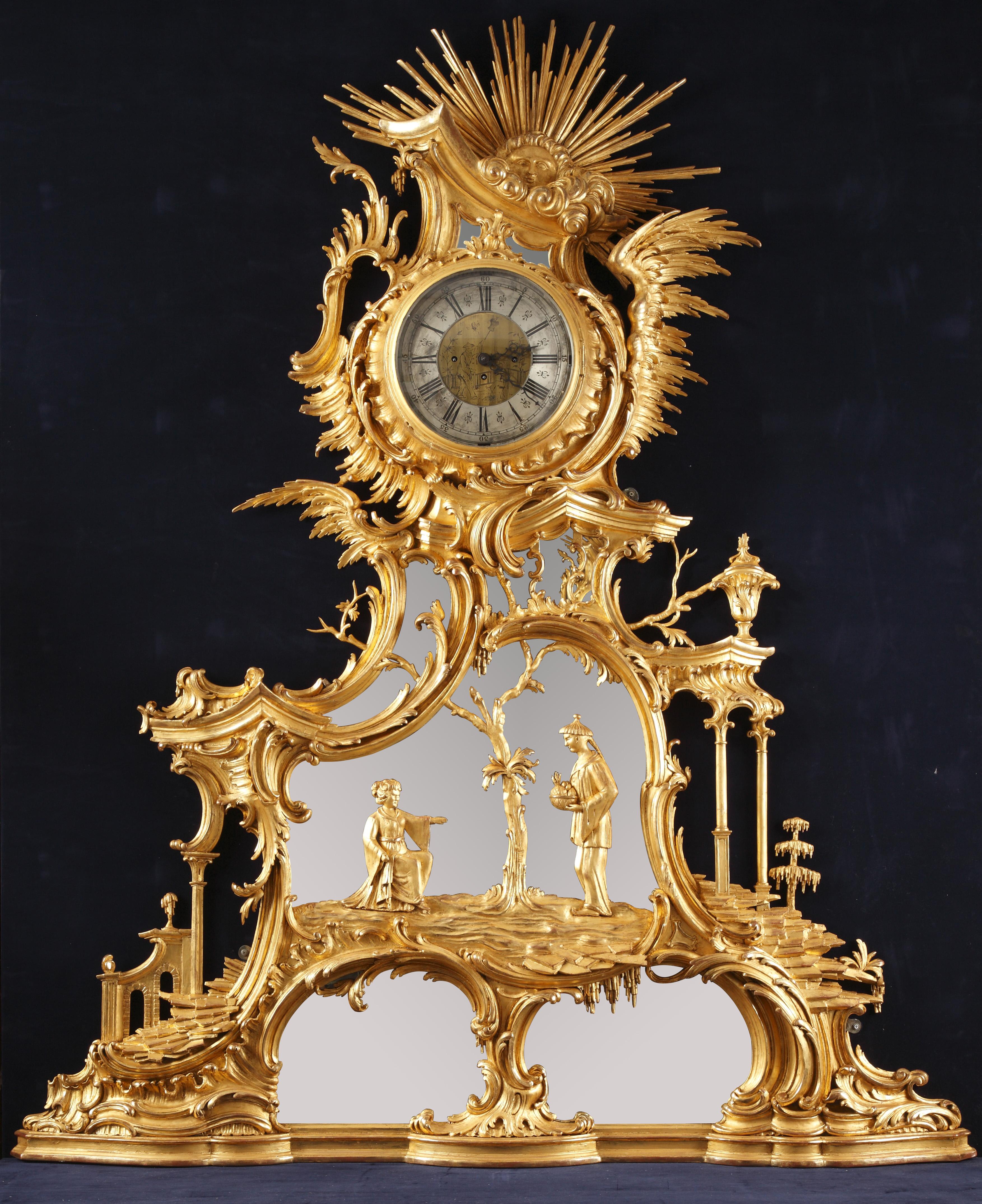 Important giltwood clock with a mirror background of Rococo inspiration with a rich sinuous and asymmetrical decoration representing a Chinese couple above a cave, in an environment formed by scrolls, arches and columns. The scene is topped by a