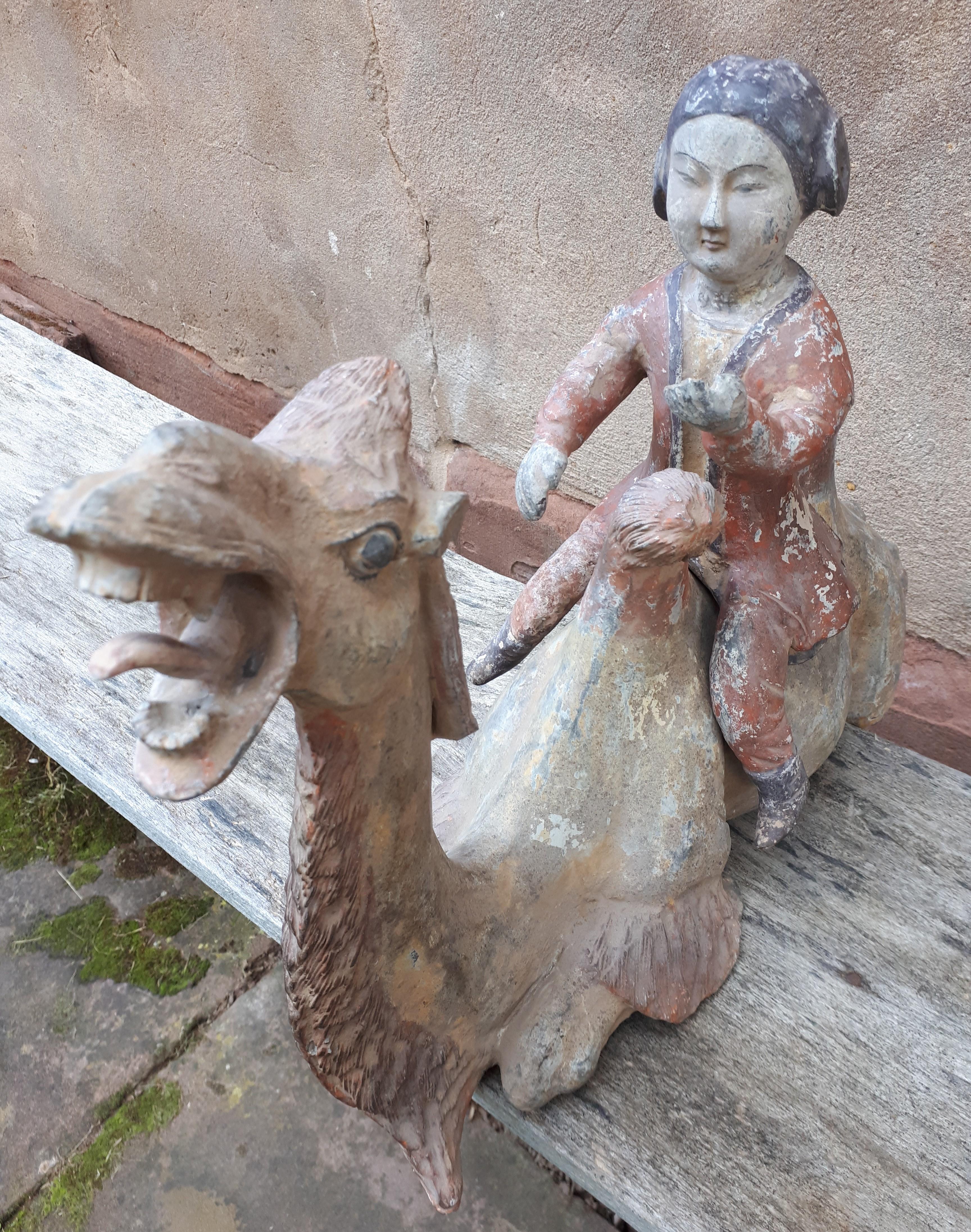 Important chinese terracotta sculpture of a camel, China Tang dynasty In Good Condition For Sale In Saverne, Grand Est