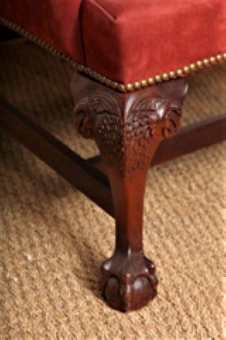 Setzen Sie mit diesem Chippendale-Sessel aus Mahagoni von New Important Wood & Hogan mit seiner hohen Rückenlehne und den handgeschnitzten Kugel- und Klauenbeinen ein hochwertiges Zeichen. Bezogen in einem schönen scharlachroten Wildleder mit