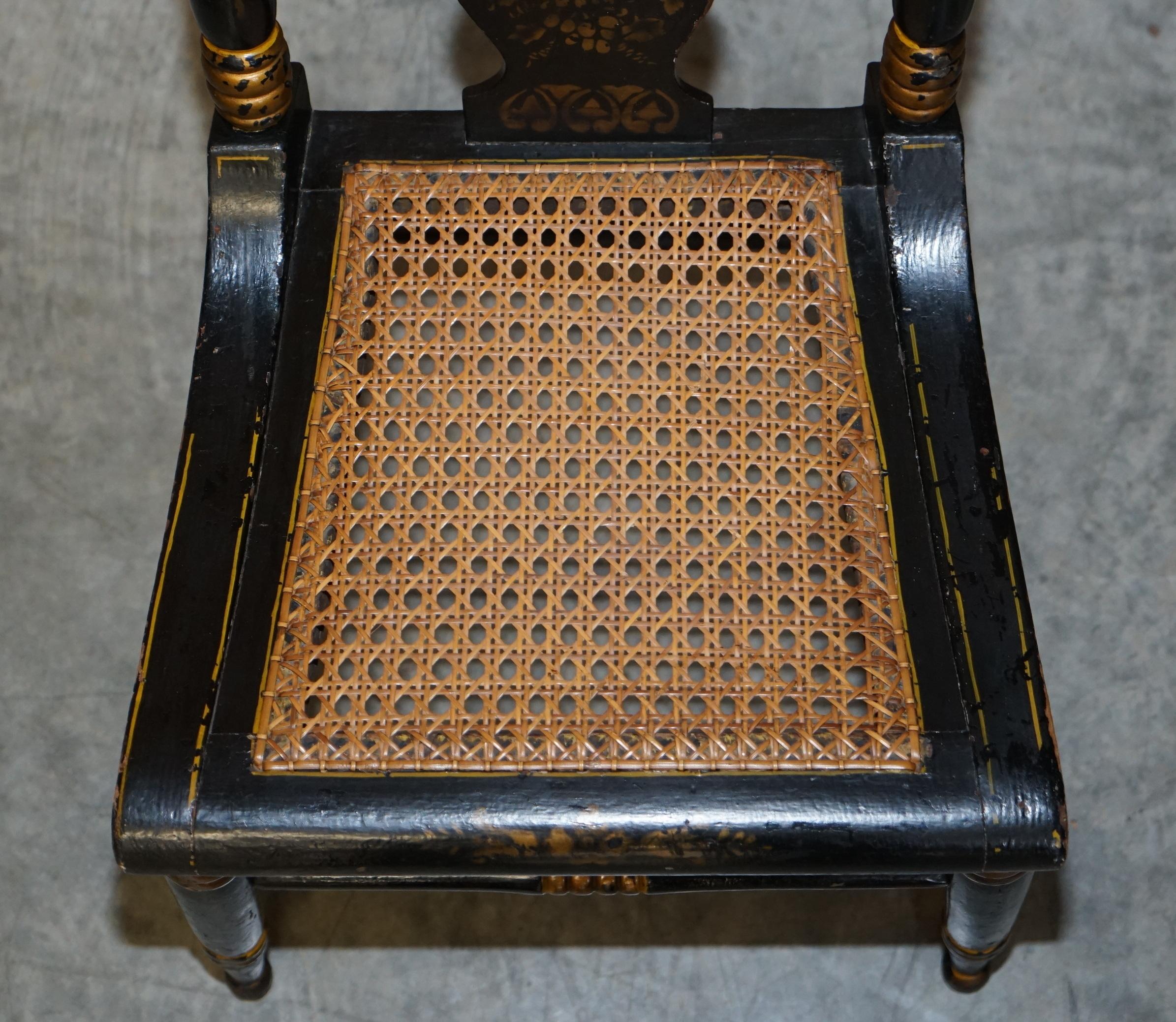 Georgianischer, ebonisierter, bemalter und vergoldeter Bergere-Beistellstuhl aus Baltimore, um 1825 (amerikanisch) im Angebot