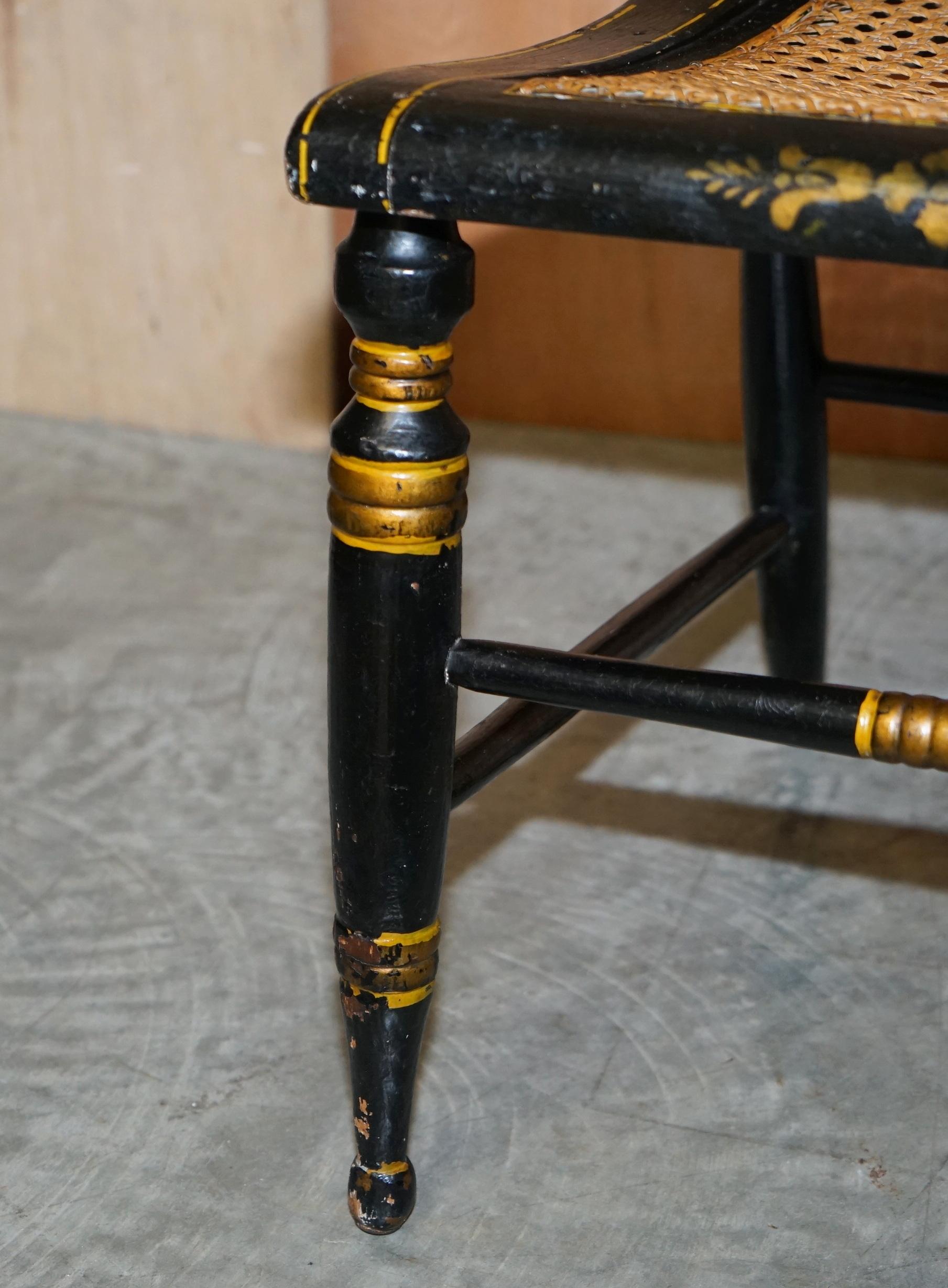 Georgianischer, ebonisierter, bemalter und vergoldeter Bergere-Beistellstuhl aus Baltimore, um 1825 (Frühes 19. Jahrhundert) im Angebot