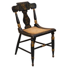 Importante sedia laterale Bergere di Baltimora, del 1825 circa, dipinta in ebano e dorata