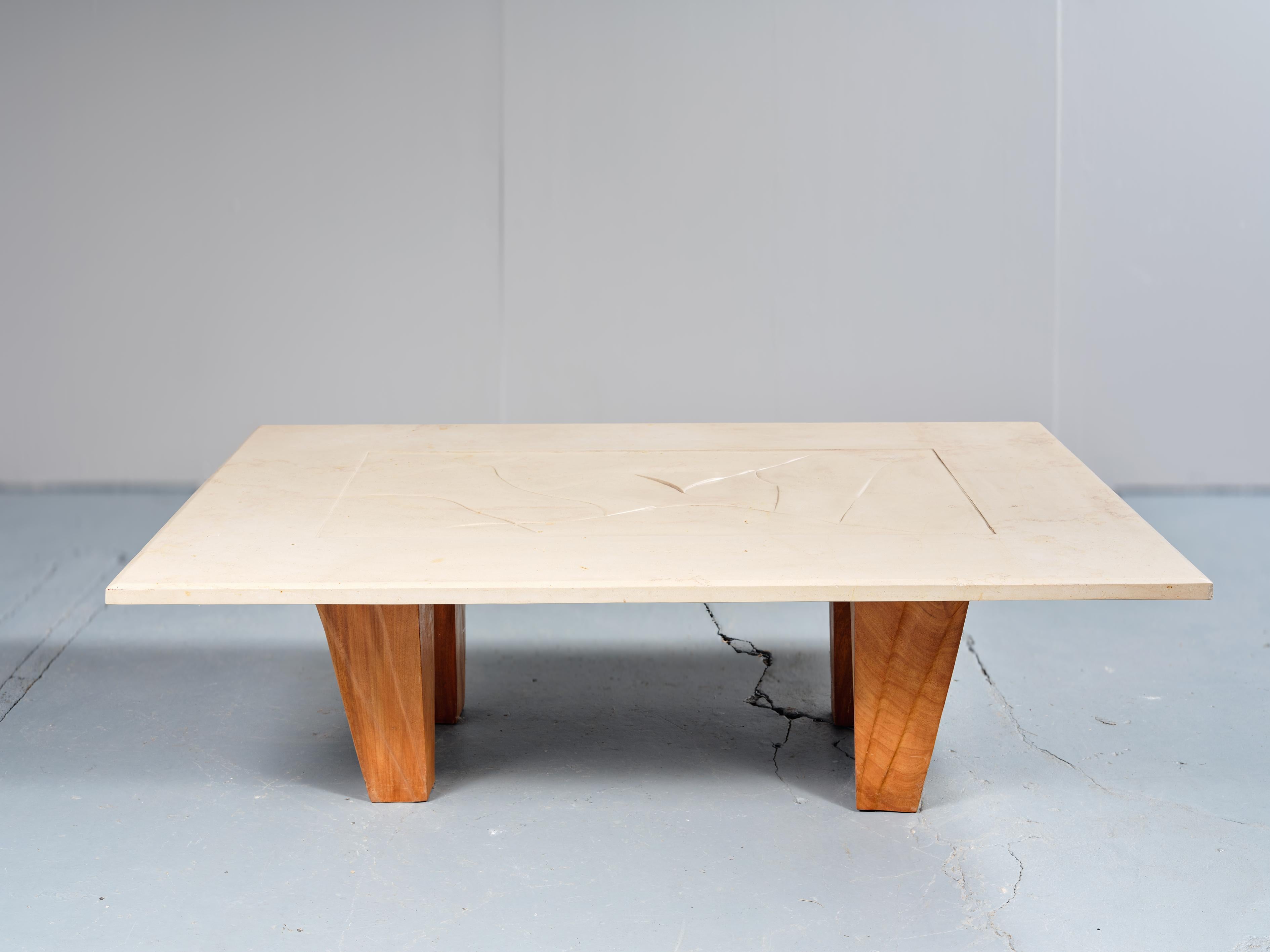 Pablo Reinoso (nacido el 8 de marzo de 1955)
Mesa de centro con tablero rectangular de travertino y decoración central incisa ondulada sobre cuatro anchas patas de madera barnizada, cónicas y cinceladas.
Alrededor de 1986
Dim : 133 cm x 95 cm x 41