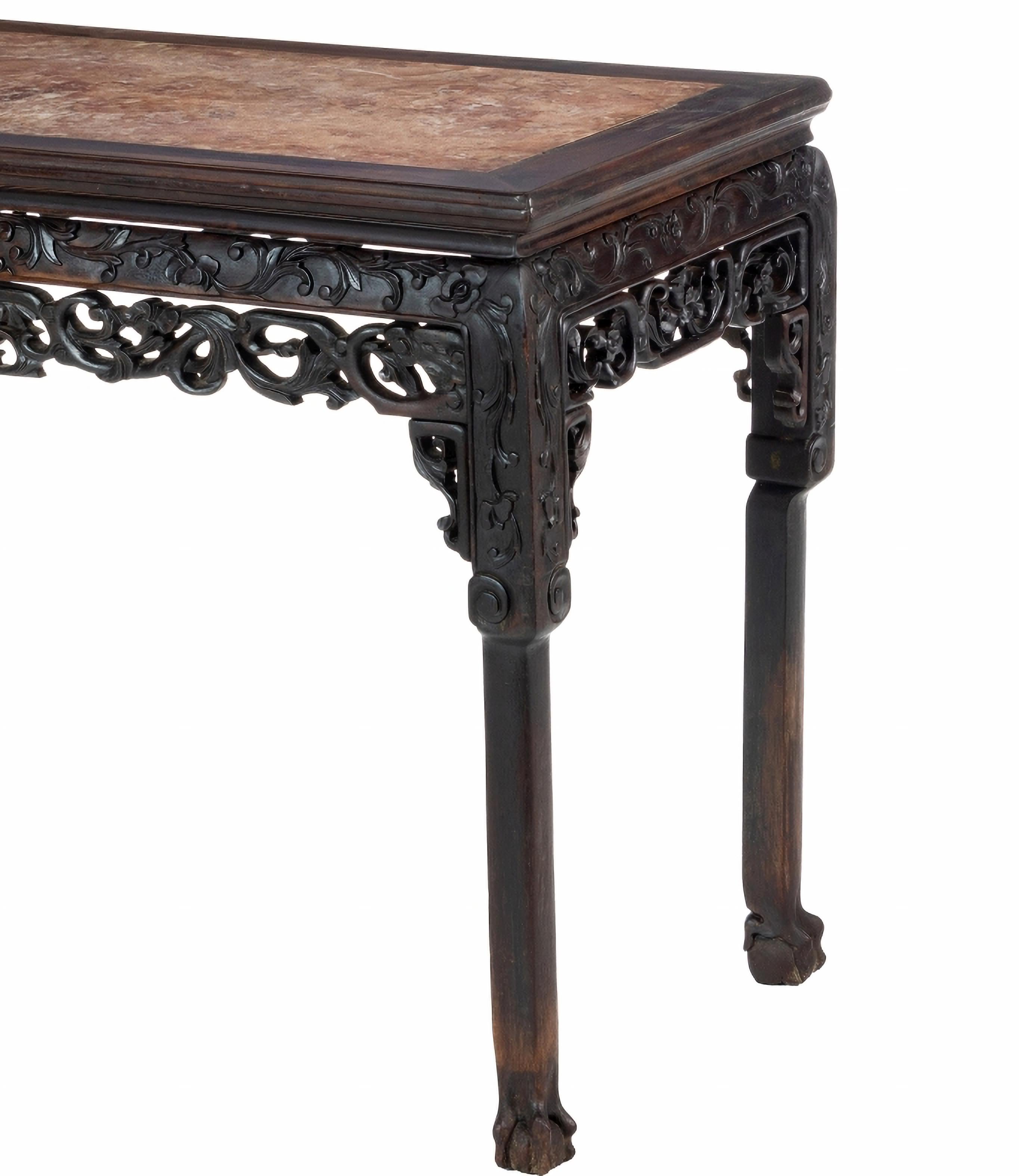IMPORTANT COFFEE TABLE

Chinese 19th Century
in hardwood, with carvings.
Pink marble top.
Dim.: 76 x 100 x 55 cm
good conditions
