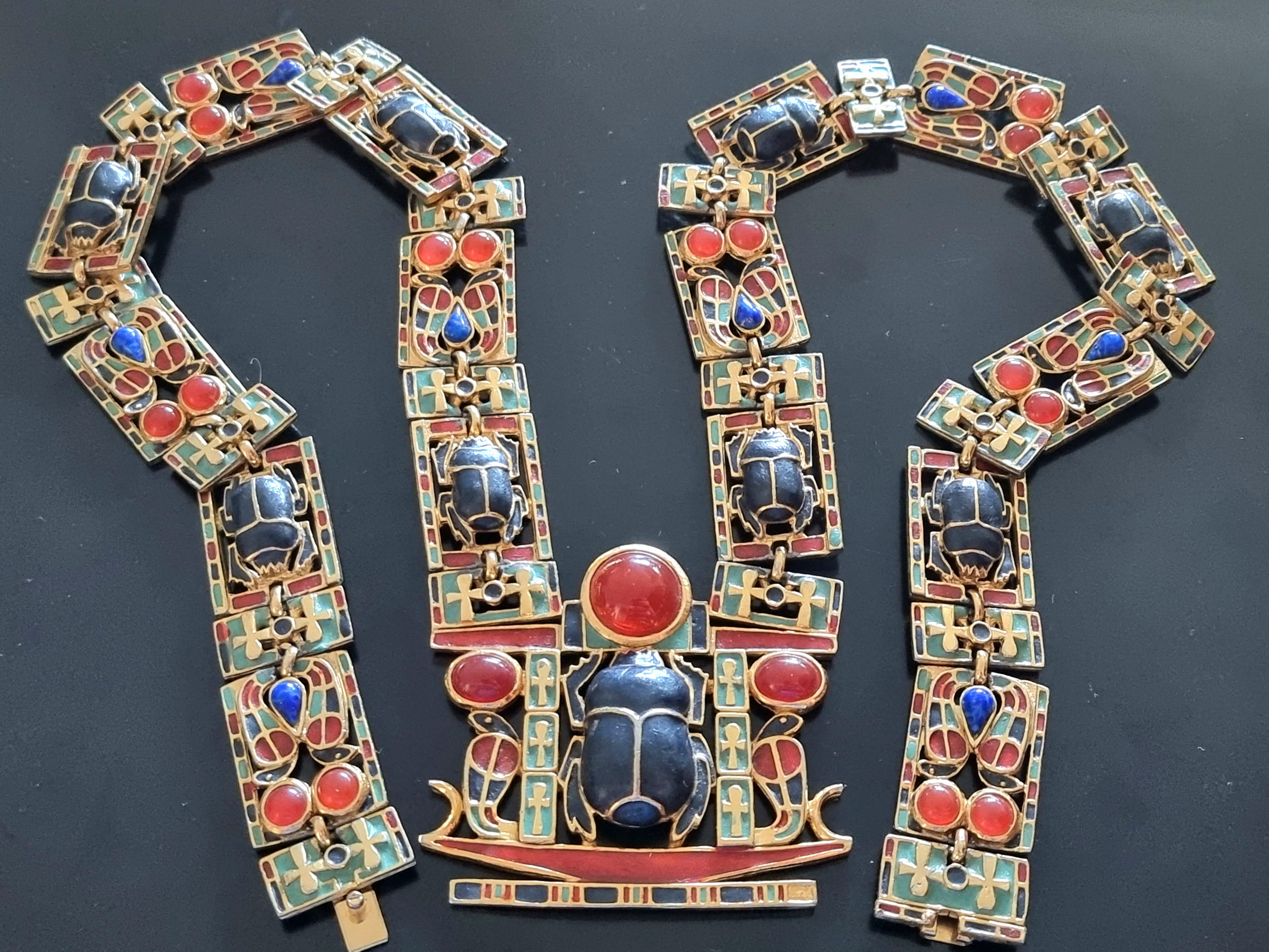 Important collier ancien,
NEO-EGYPTIEN Toutankhamon, collier de scarabées,
Vintage By des années 60,
œuvre impressionnante de l'artiste français,
métal doré, émail, cabochons de verre,
longueur 71 cm, largeur 2 cm, poids 227 g,
pendant 6 x 6,5
