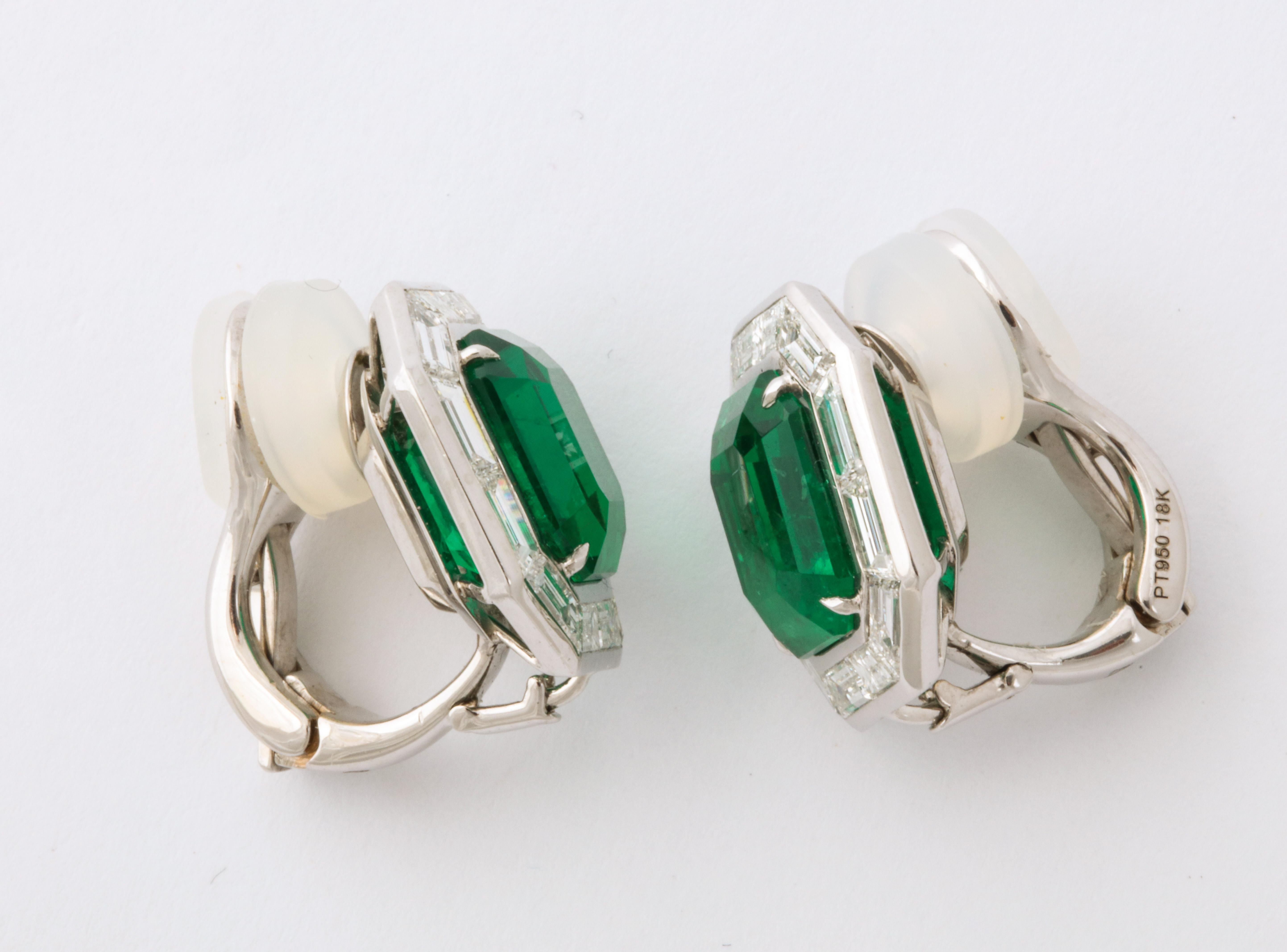 Important Colombian Emerald Diamond Earrings In New Condition In Bal Harbour, FL