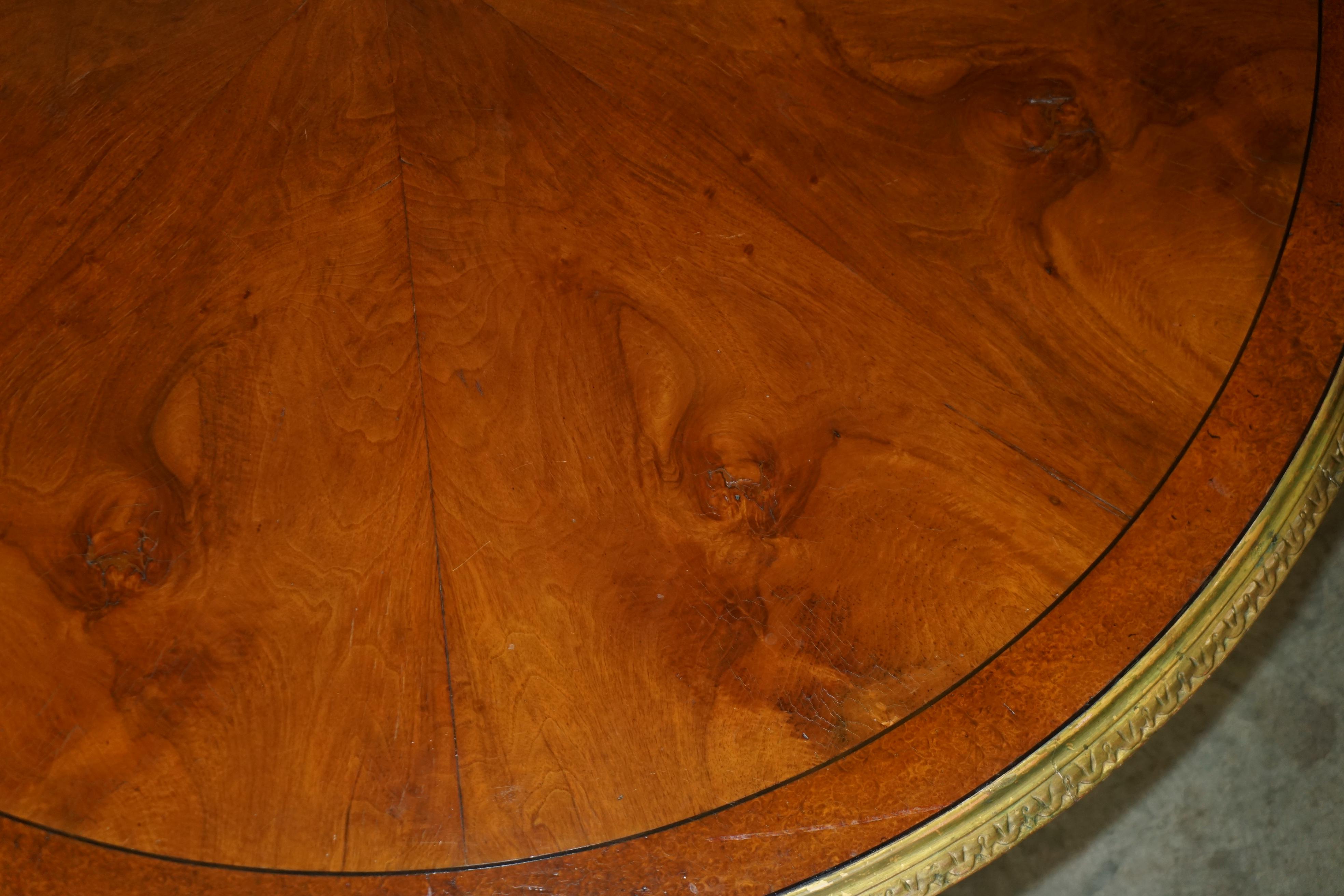 IMPORTANT TABLE CONTINENTALE EN NOYER AMBOYNA GiLTWOOD TABLE DE DINER OU DE CENTRE EXTRA GRANDE en vente 2