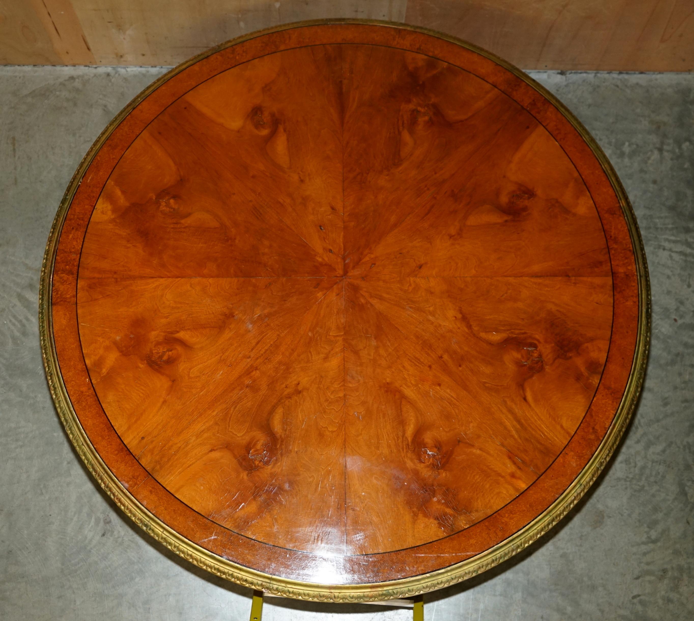 Apogée victorien IMPORTANT TABLE CONTINENTALE EN NOYER AMBOYNA GiLTWOOD TABLE DE DINER OU DE CENTRE EXTRA GRANDE en vente