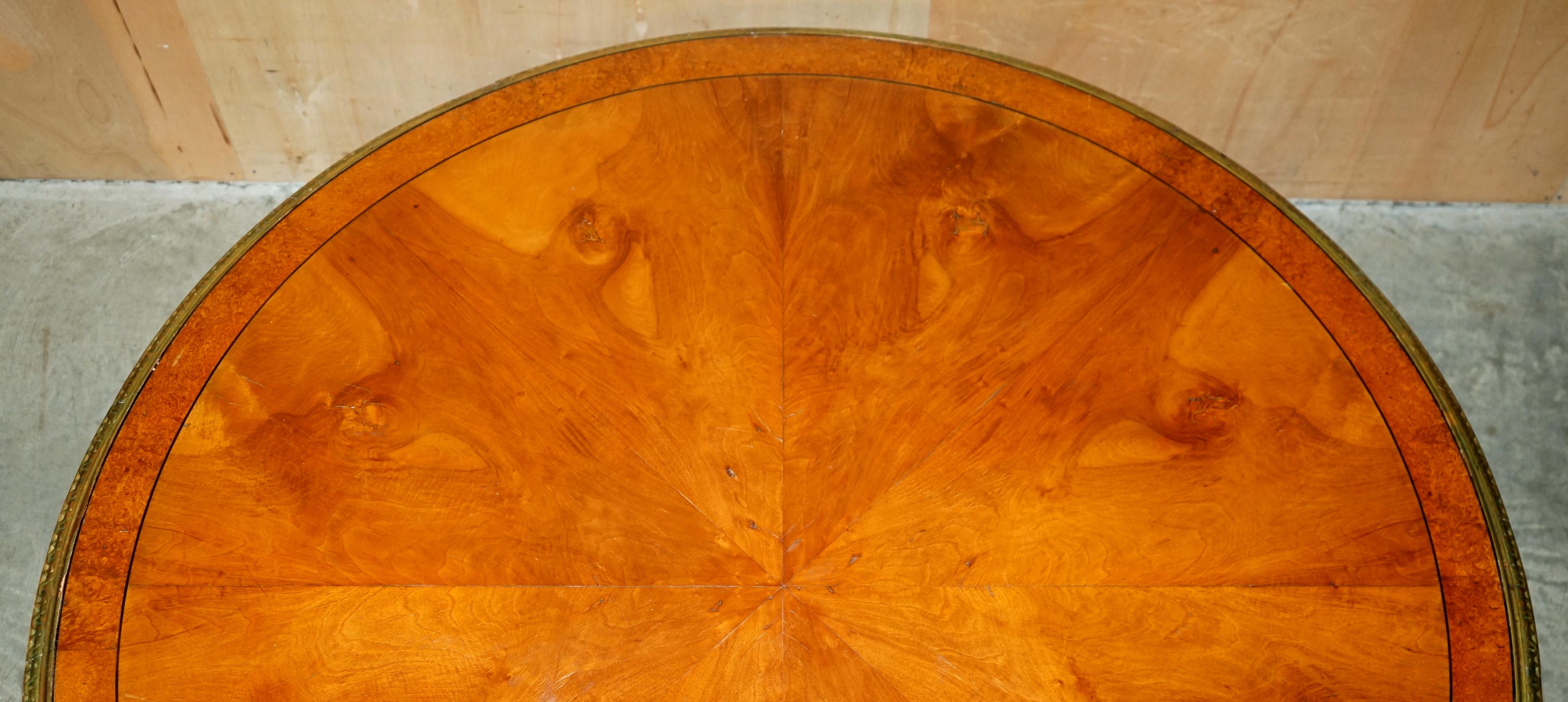 Français IMPORTANT TABLE CONTINENTALE EN NOYER AMBOYNA GiLTWOOD TABLE DE DINER OU DE CENTRE EXTRA GRANDE en vente