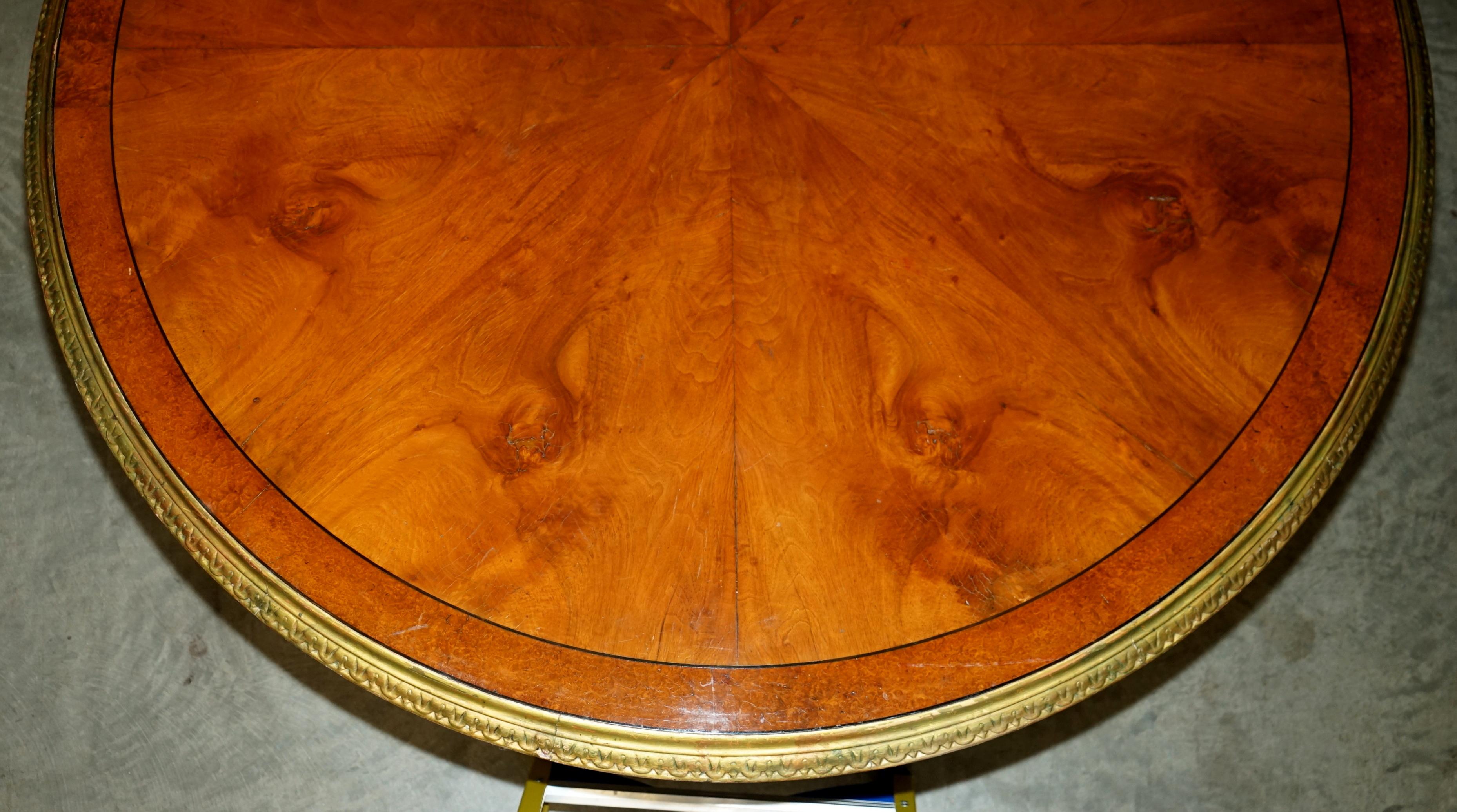 Fait main IMPORTANT TABLE CONTINENTALE EN NOYER AMBOYNA GiLTWOOD TABLE DE DINER OU DE CENTRE EXTRA GRANDE en vente