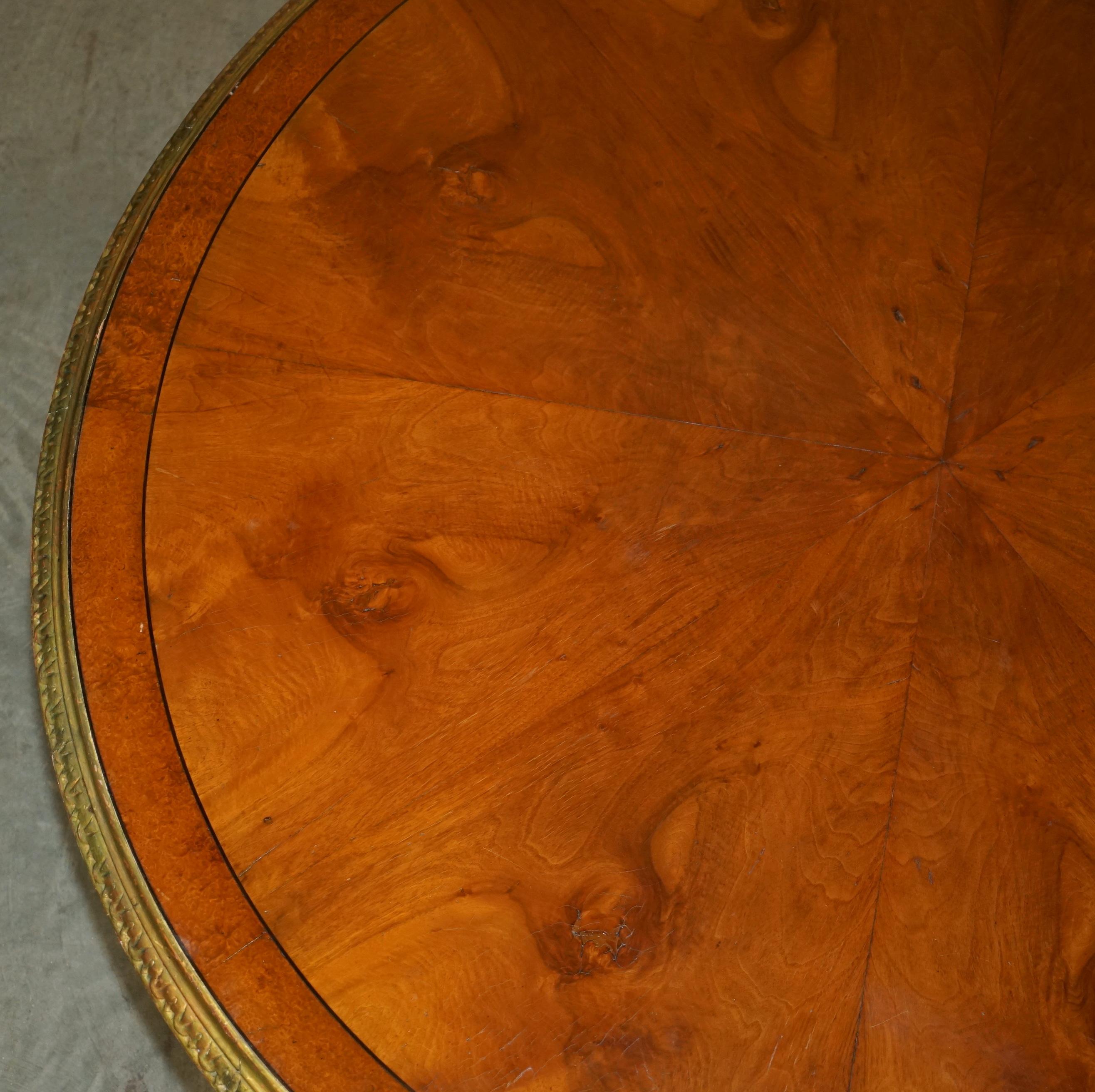 IMPORTANT TABLE CONTINENTALE EN NOYER AMBOYNA GiLTWOOD TABLE DE DINER OU DE CENTRE EXTRA GRANDE Bon état - En vente à West Sussex, Pulborough