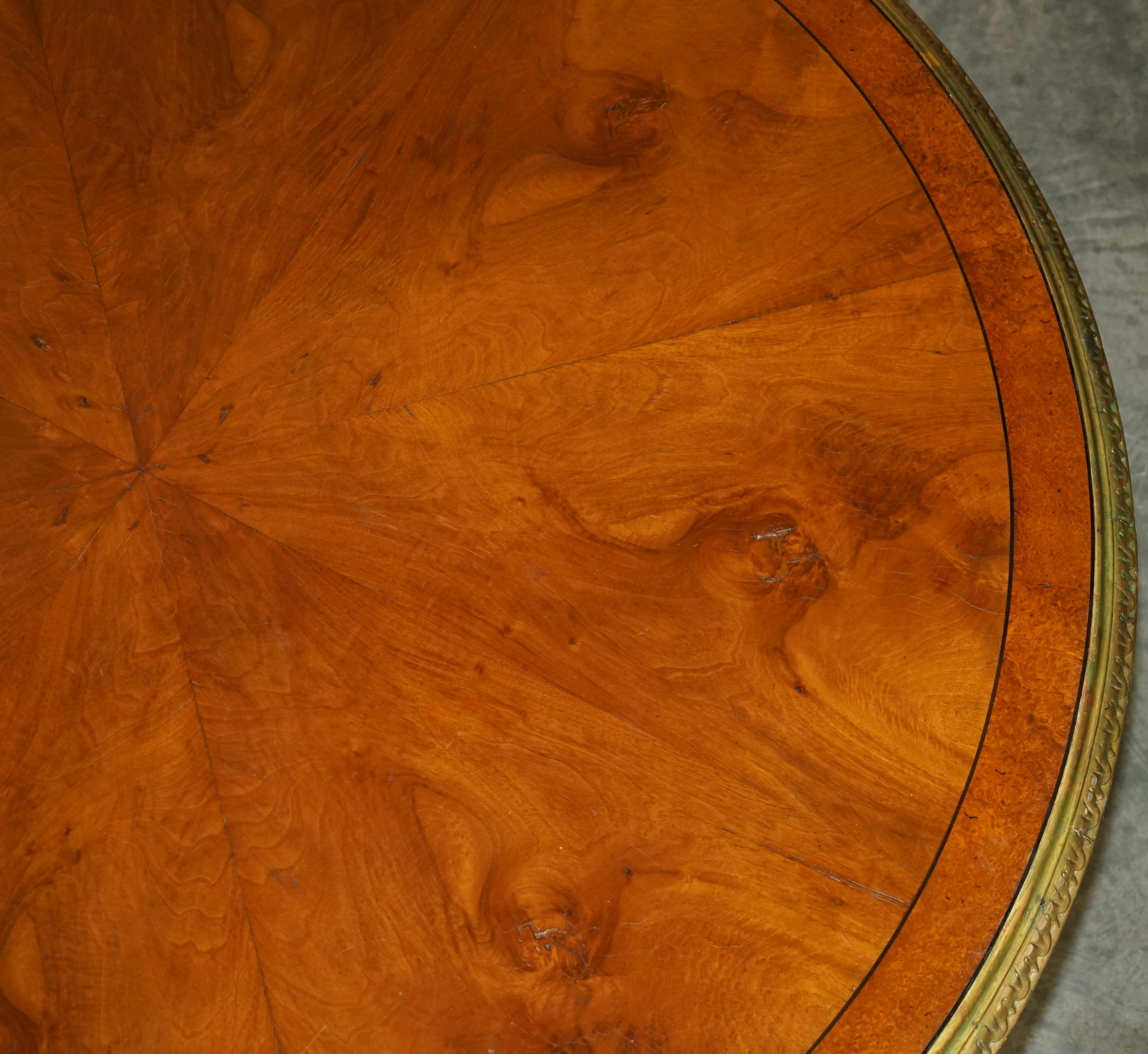 Milieu du XIXe siècle IMPORTANT TABLE CONTINENTALE EN NOYER AMBOYNA GiLTWOOD TABLE DE DINER OU DE CENTRE EXTRA GRANDE en vente