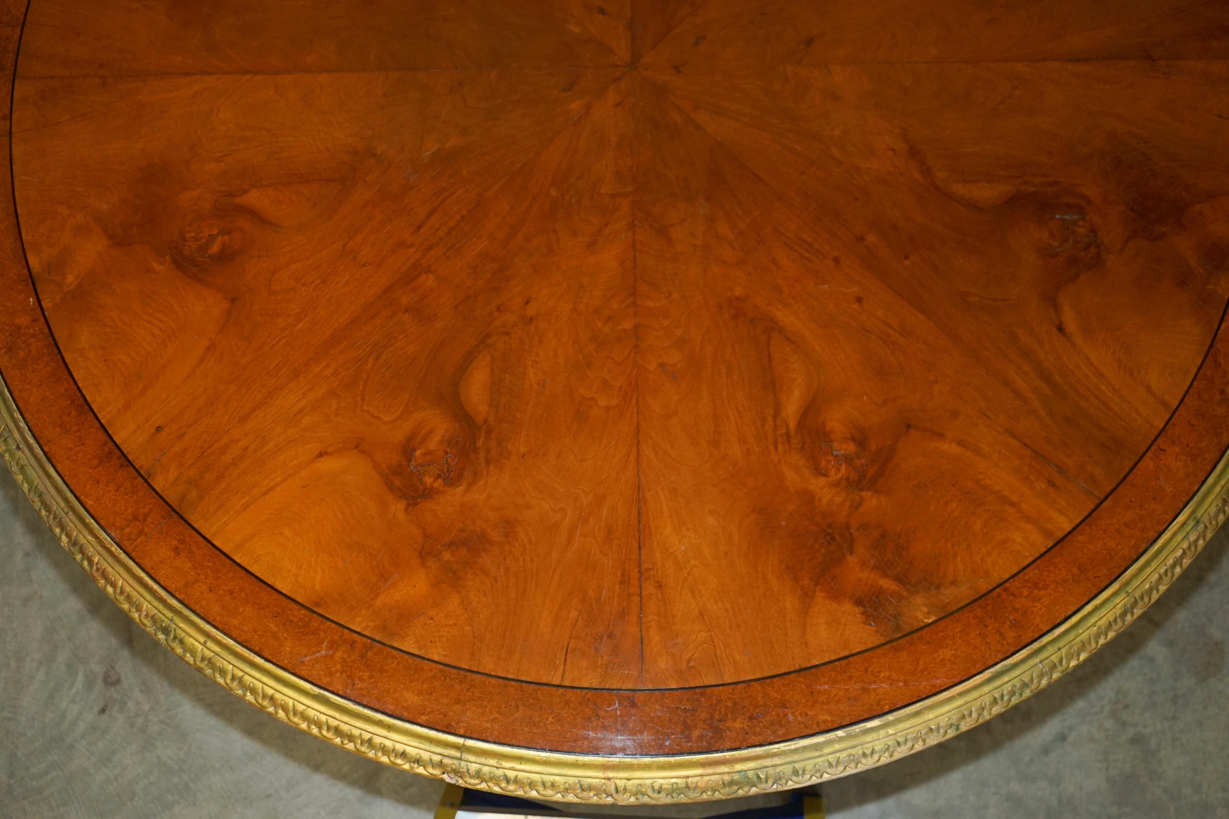 Noyer IMPORTANT TABLE CONTINENTALE EN NOYER AMBOYNA GiLTWOOD TABLE DE DINER OU DE CENTRE EXTRA GRANDE en vente