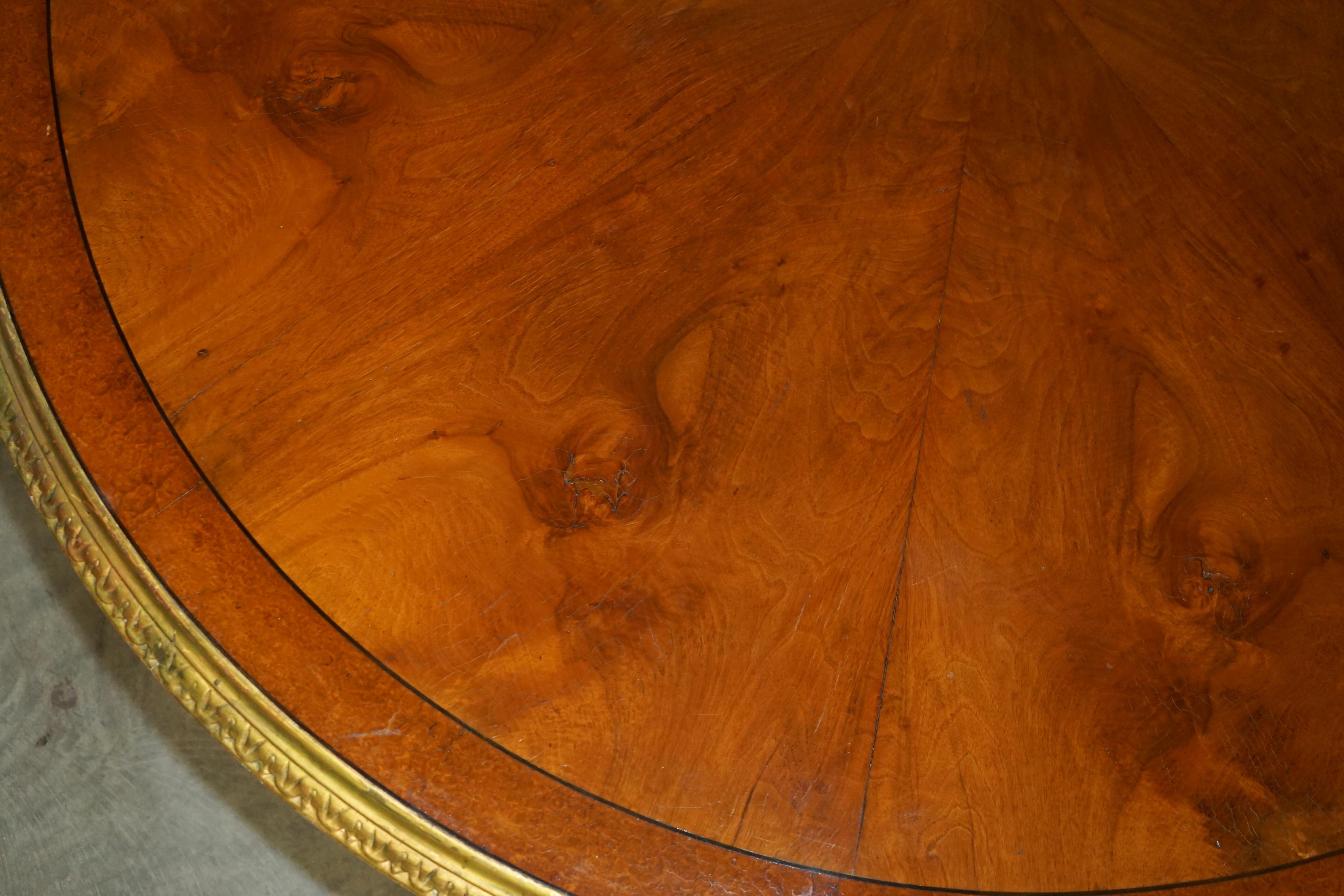 IMPORTANT TABLE CONTINENTALE EN NOYER AMBOYNA GiLTWOOD TABLE DE DINER OU DE CENTRE EXTRA GRANDE en vente 1