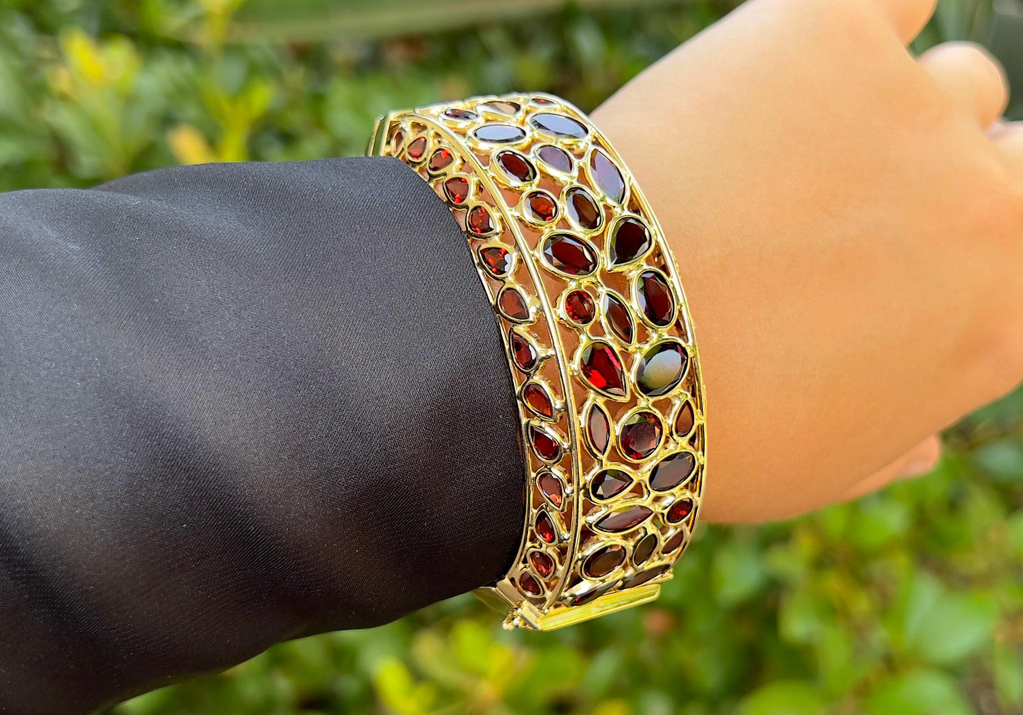 Wichtiger Cougar-Armreif Armband mit roten Granaten 100 Karat 14K Gelbgold (Zeitgenössisch) im Angebot