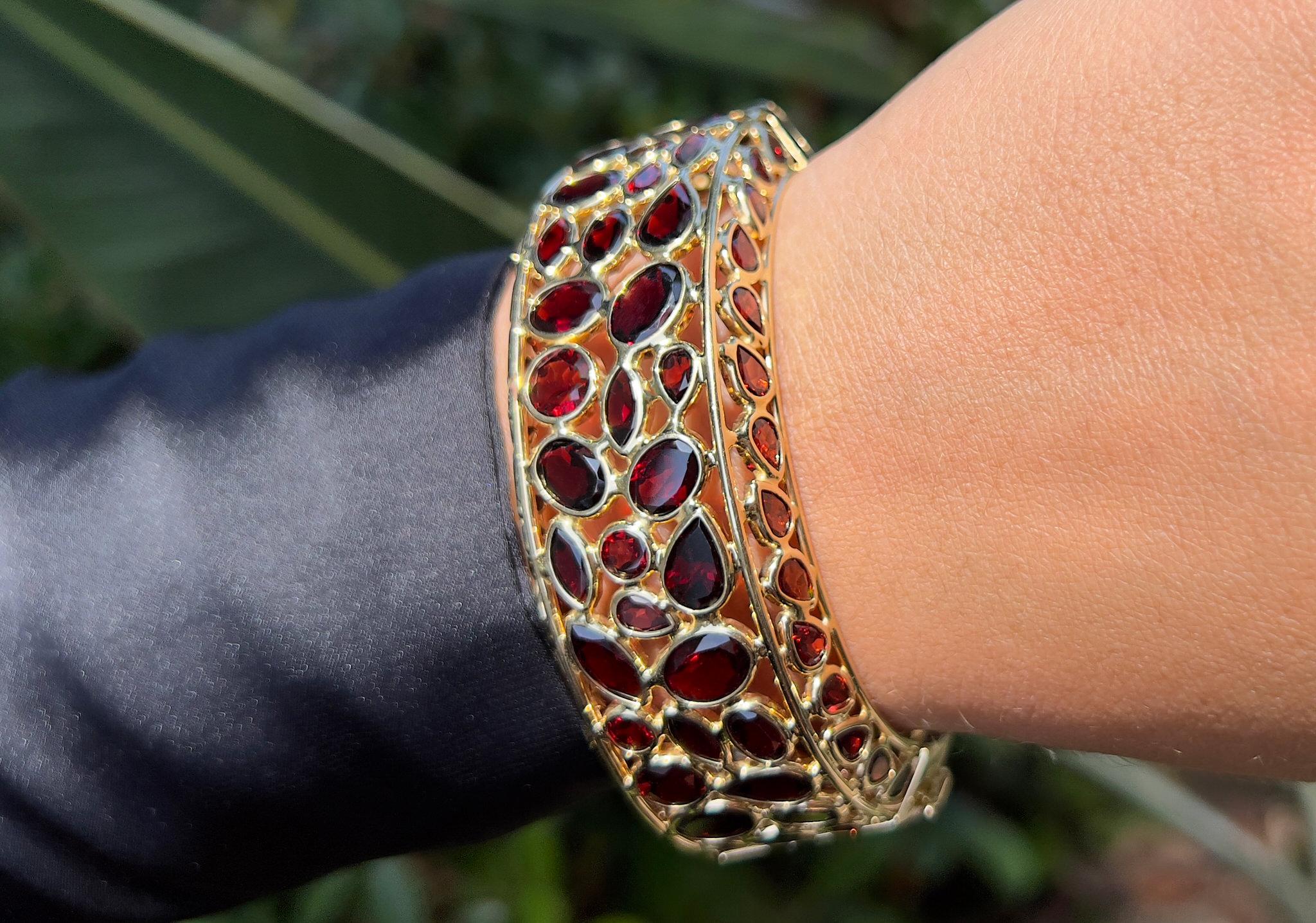 Taille mixte Important bracelet jonc manchette en or jaune 14 carats avec grenats rouges 100 carats en vente