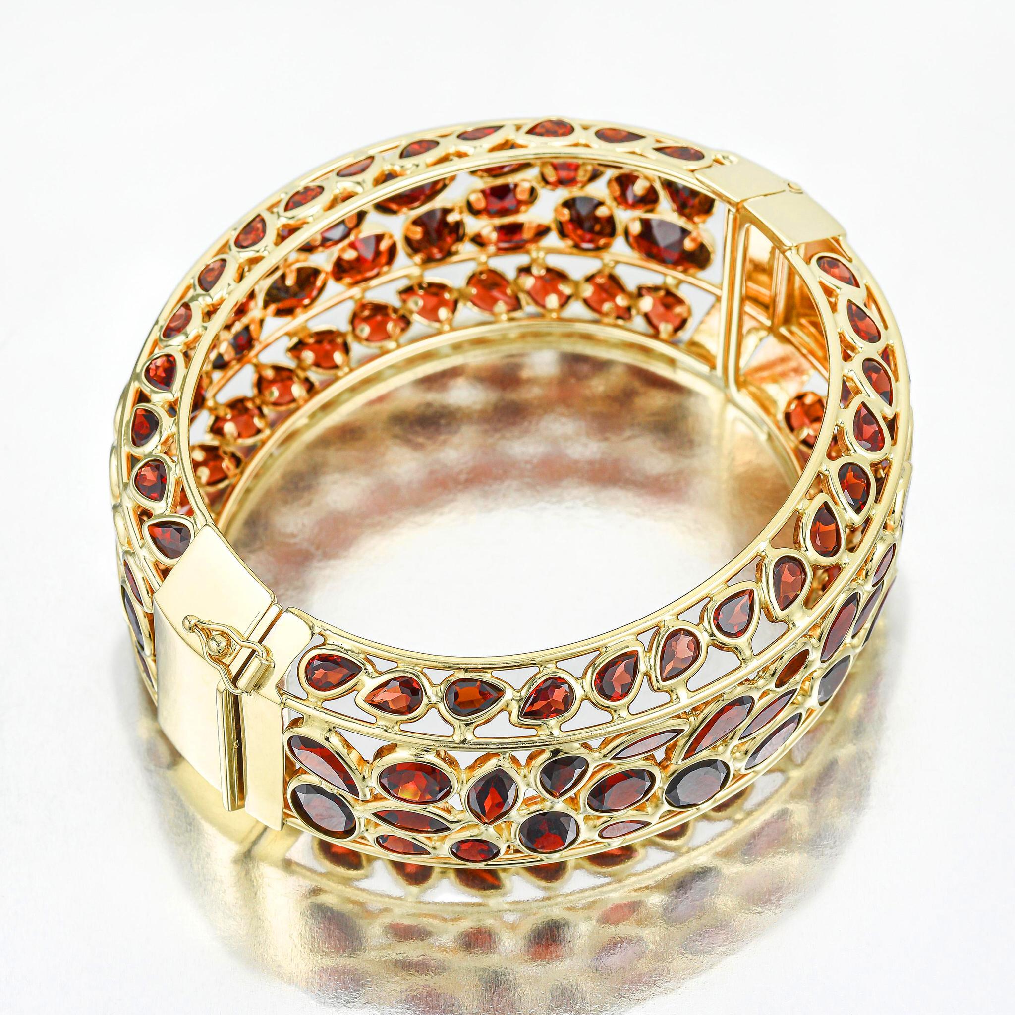 Taille mixte Important bracelet jonc manchette en or jaune 14 carats avec grenats rouges 100 carats en vente