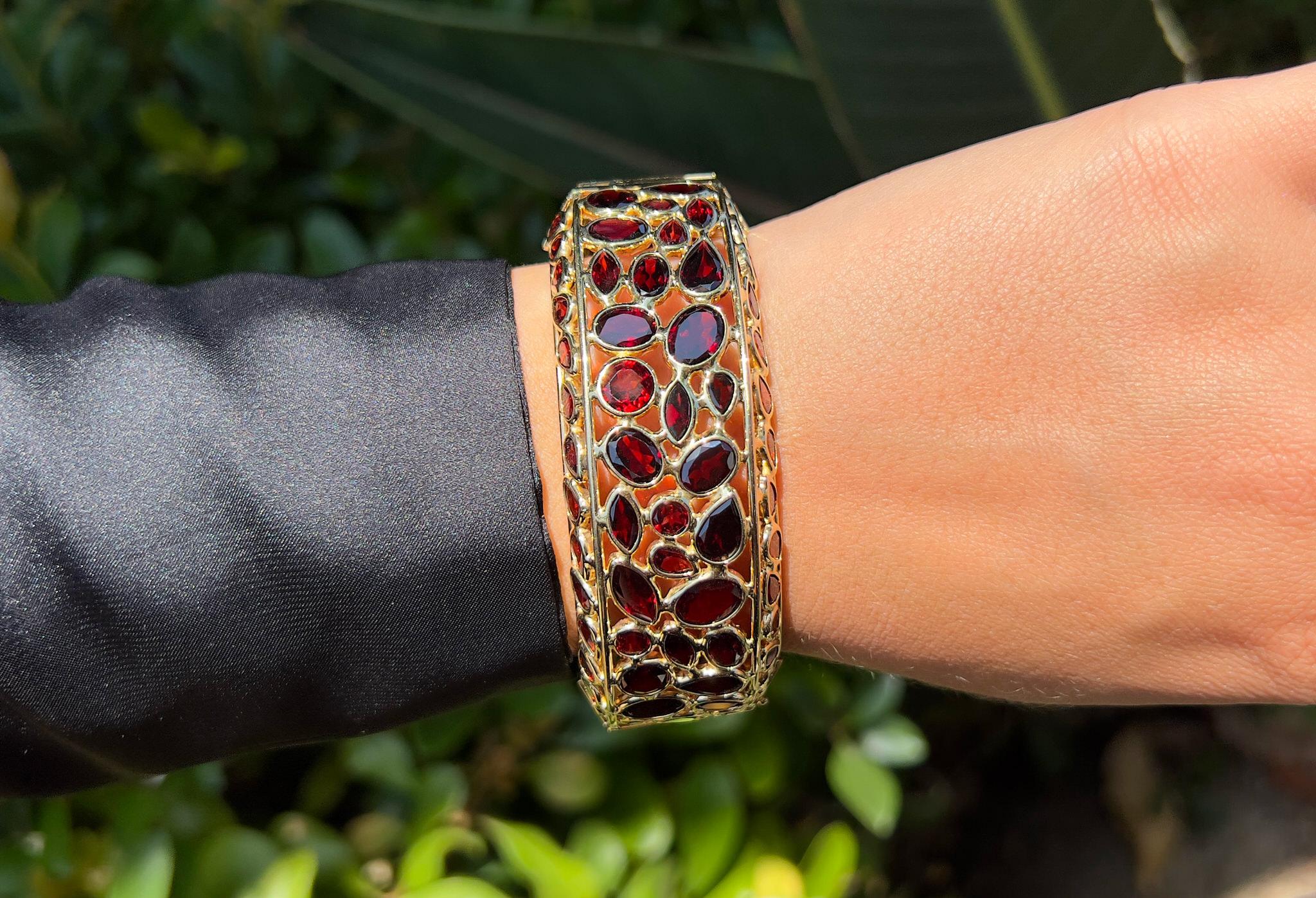Important Cougar Bangle Bracelet Red Garnets 100 Carats 14K Yellow Gold In Excellent Condition For Sale In Laguna Niguel, CA