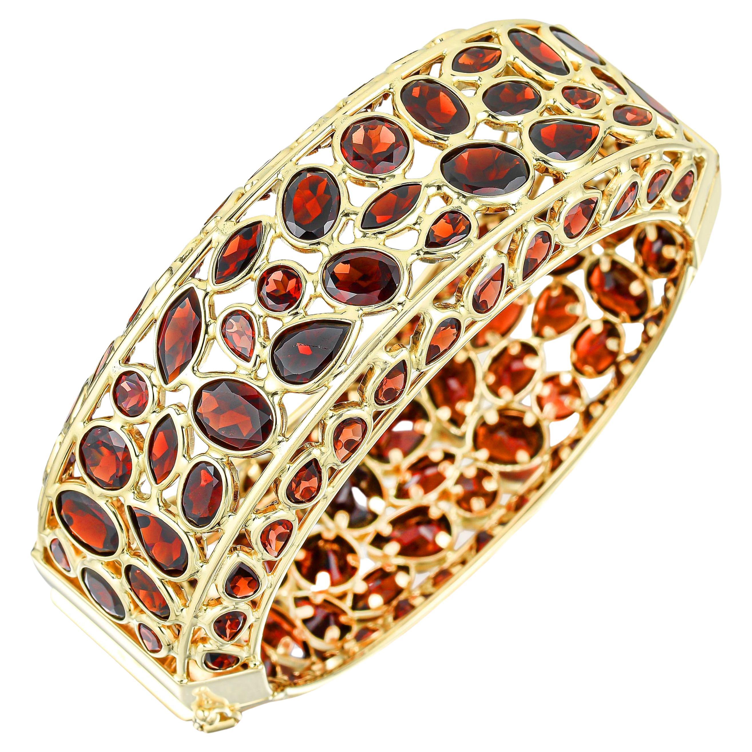 Women's or Men's Important Cougar Bangle Bracelet Red Garnets 100 Carats 14K Yellow Gold For Sale