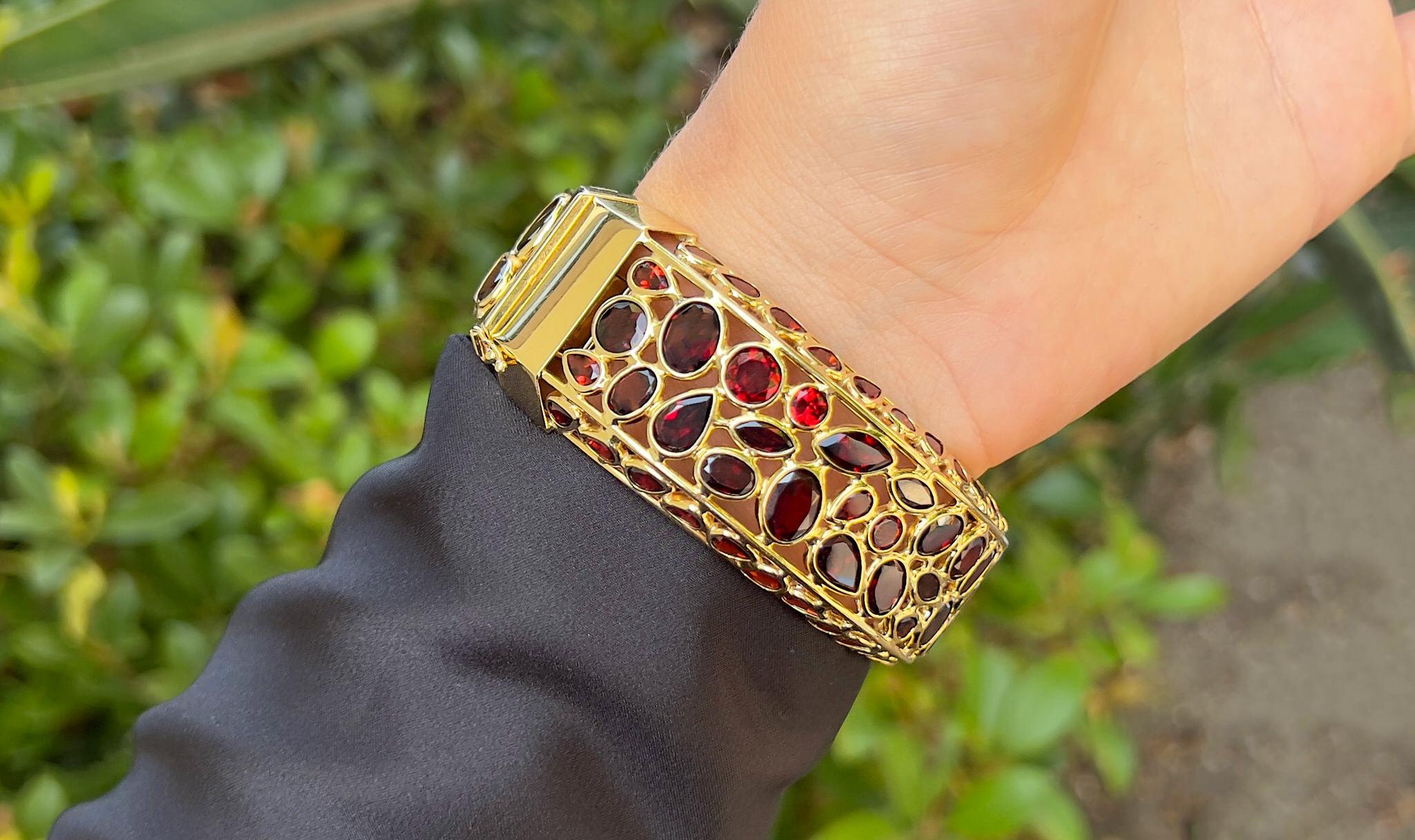 Important Cougar Bangle Bracelet Red Garnets 100 Carats 14K Yellow Gold For Sale 1