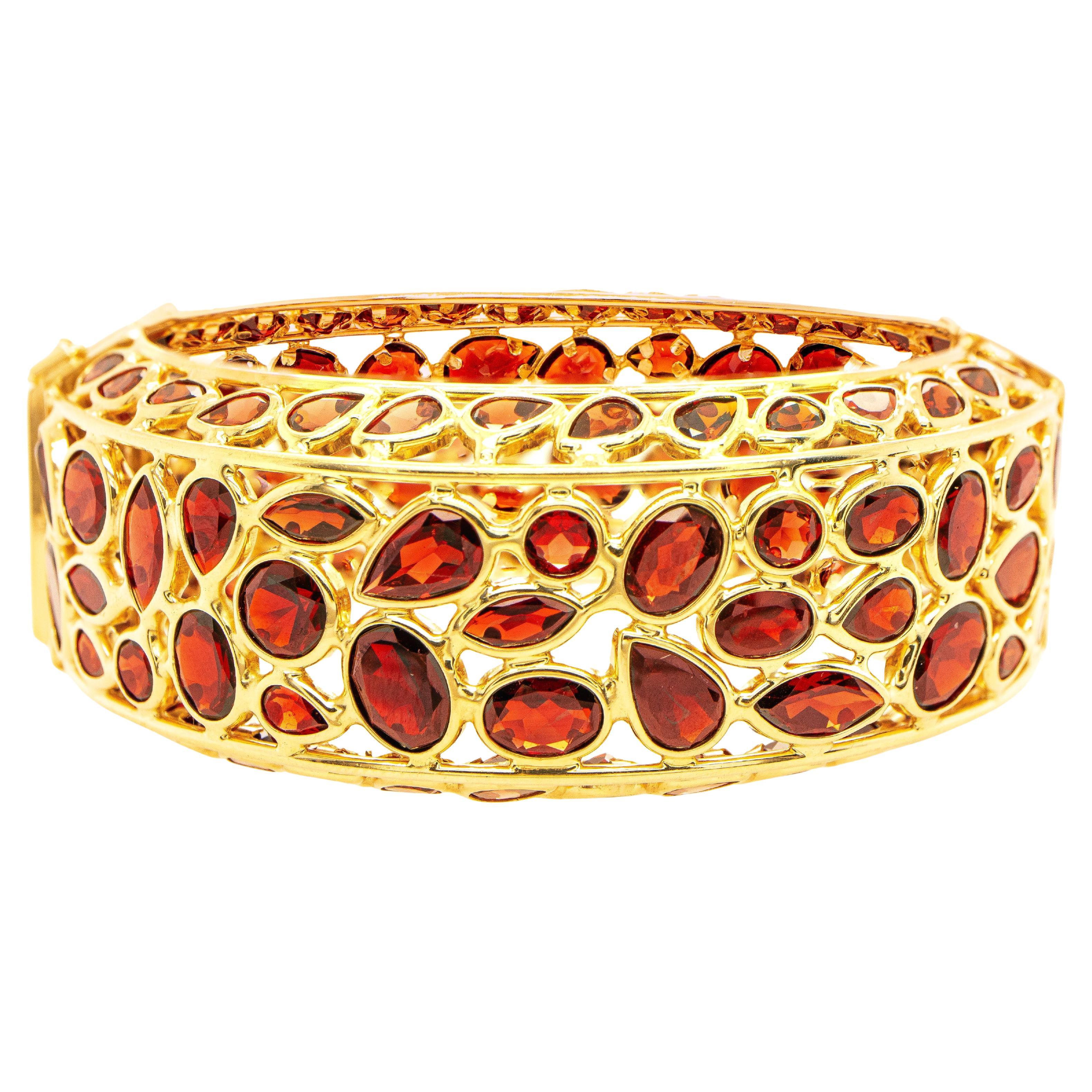 Important Cougar Bangle Bracelet Red Garnets 100 Carats 14K Yellow Gold For Sale 2