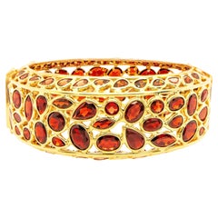 Important bracelet jonc manchette en or jaune 14 carats avec grenats rouges 100 carats