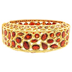 Important bracelet jonc manchette en or jaune 14 carats avec grenats rouges 100 carats