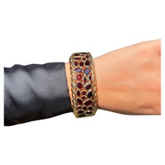 Important bracelet jonc manchette en or jaune 14 carats avec grenats rouges 100 carats