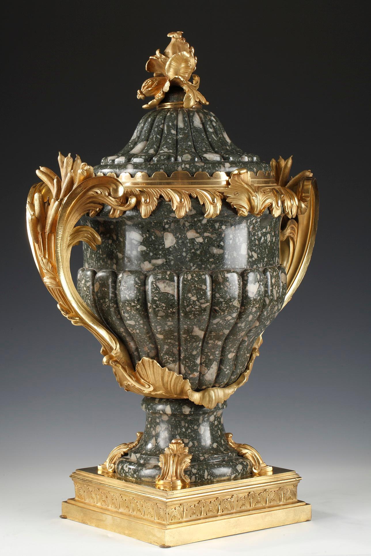 Important curved shape Louis XV style covered vase with godrons, in marble, gilded and chiseled bronze, attributed to F. Linke. The lid is topped by a pomegranate with foliage, the body flanked with large winding handles from which emerge reeds and