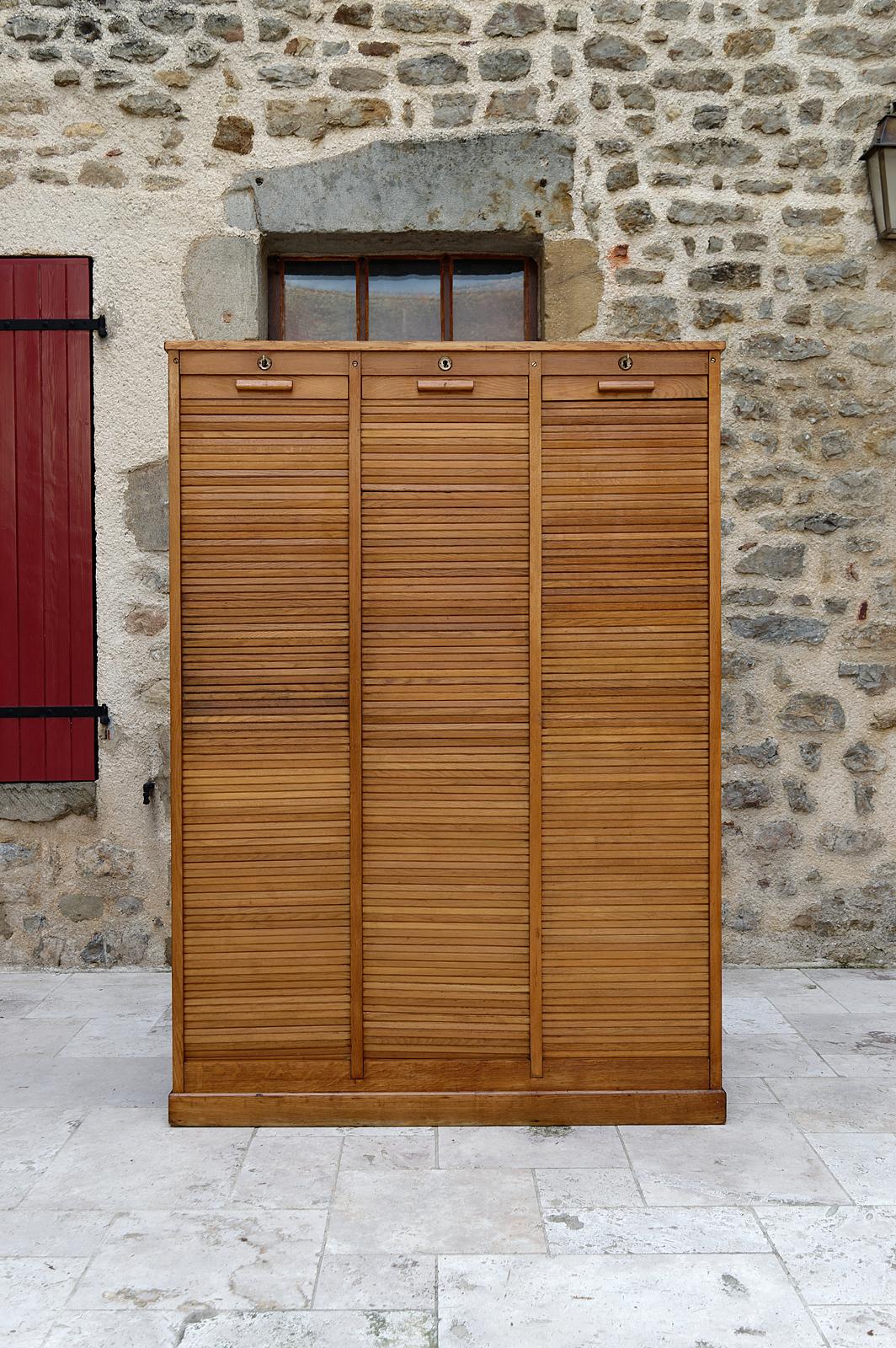 Importante armoire à armature vitrée / triple notary cabinet, France, vers 1900

Grand meuble professionnel en chêne, composé de 3 caissons fermant avec des rideaux. A l'intérieur, de nombreuses étagères modulables.

Cabinet initialement destiné au