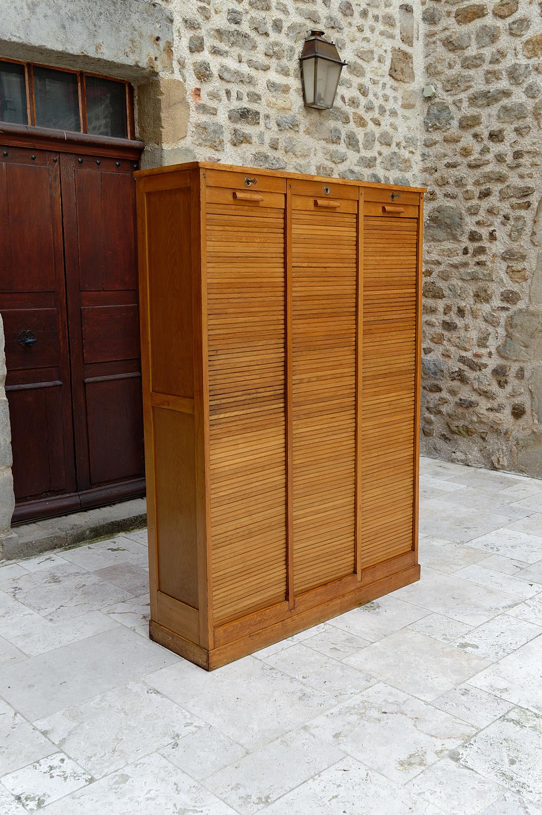 Important curtained filing cabinet / triple notary cabinet, France, Circa 1900 In Good Condition For Sale In VÉZELAY, FR