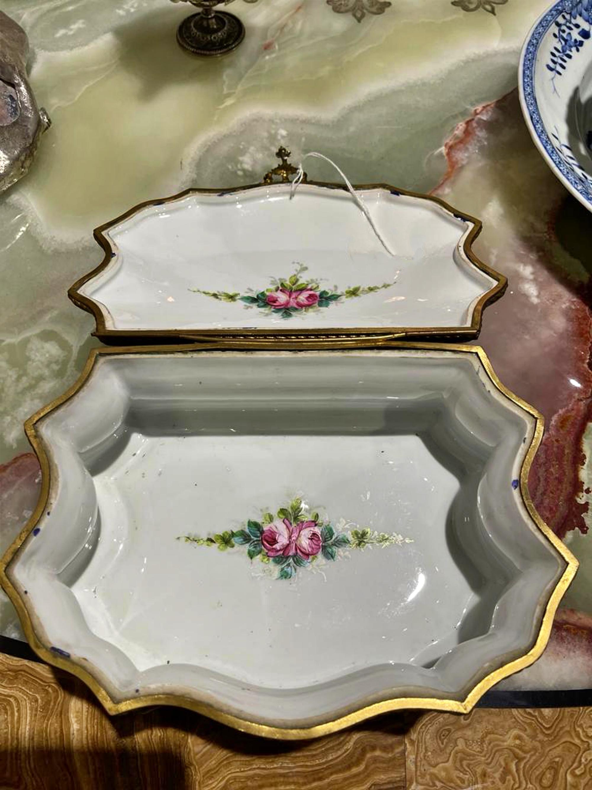 Porcelain IMPORTANT CUT-OUT BOX, SÈVRES 18th Century For Sale