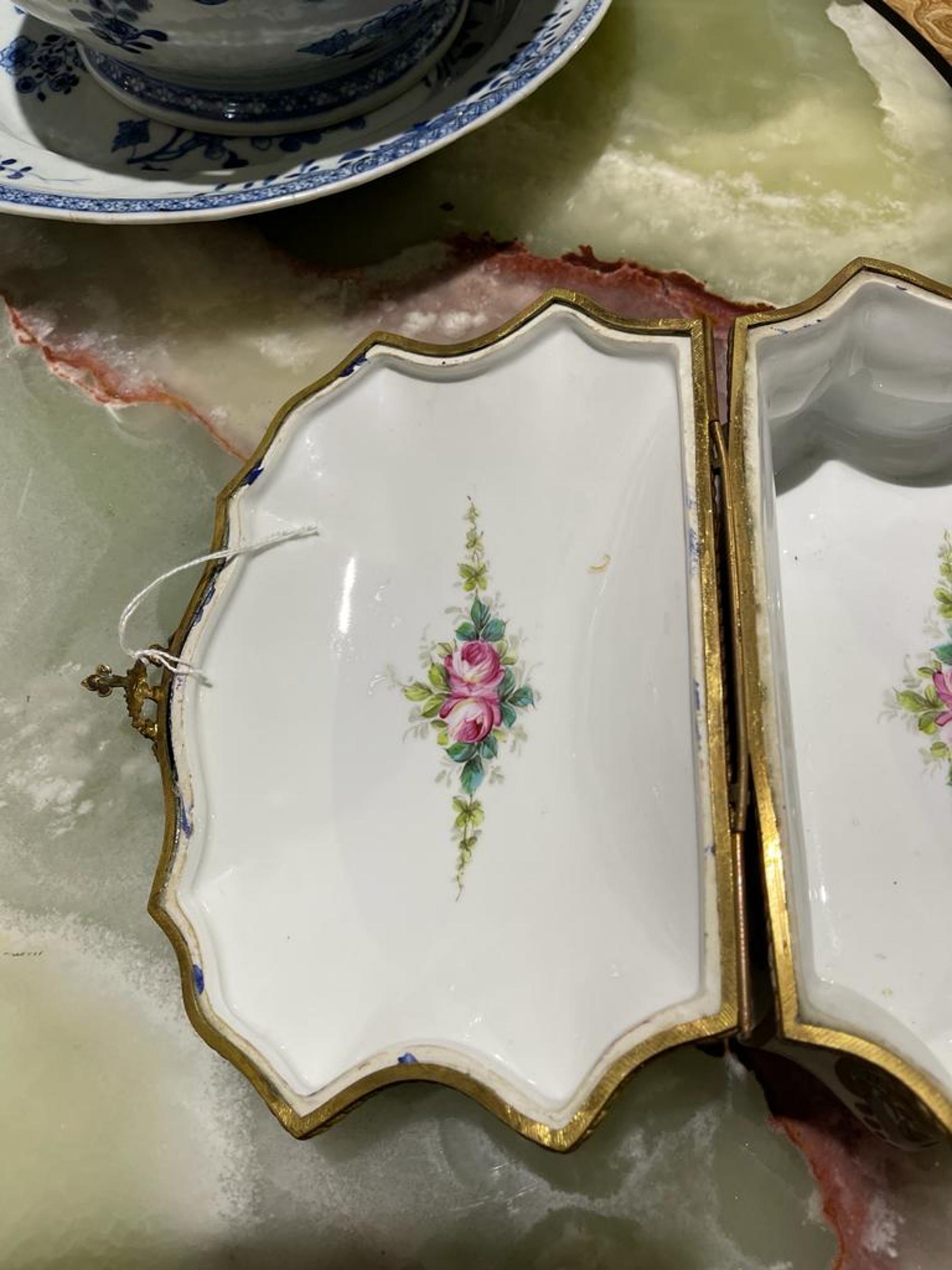 Porcelaine IMPORTANTE BOÎTE À DÉCOUPES, SÈVRES 18e siècle en vente