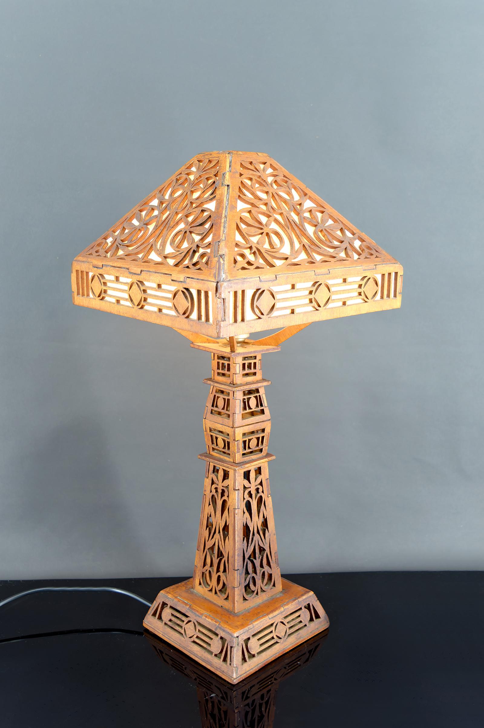 Importante Lámpara de Madera Recortada, EEUU, Arts & Crafts / Prairie School, Circa 1900-1920

Elegante y rara lámpara de madera recortada, típica del movimiento Arts & Crafts y de la estética Prairie School, surgidos en Estados Unidos a principios