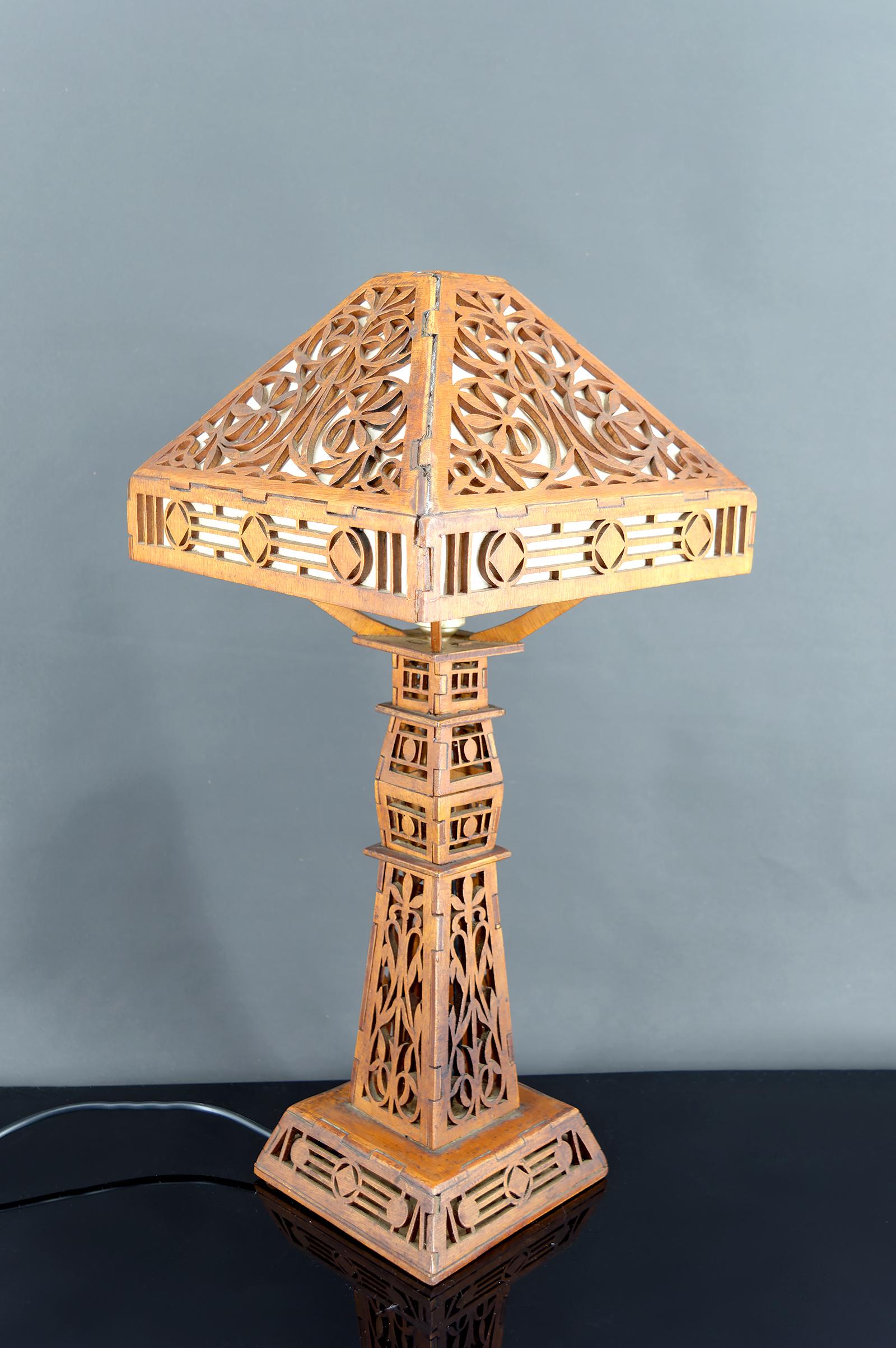 Importante Lámpara de Madera Recortada, EEUU, Arts & Crafts / Prairie School, 1900-1920 Escuela de la pradera en venta