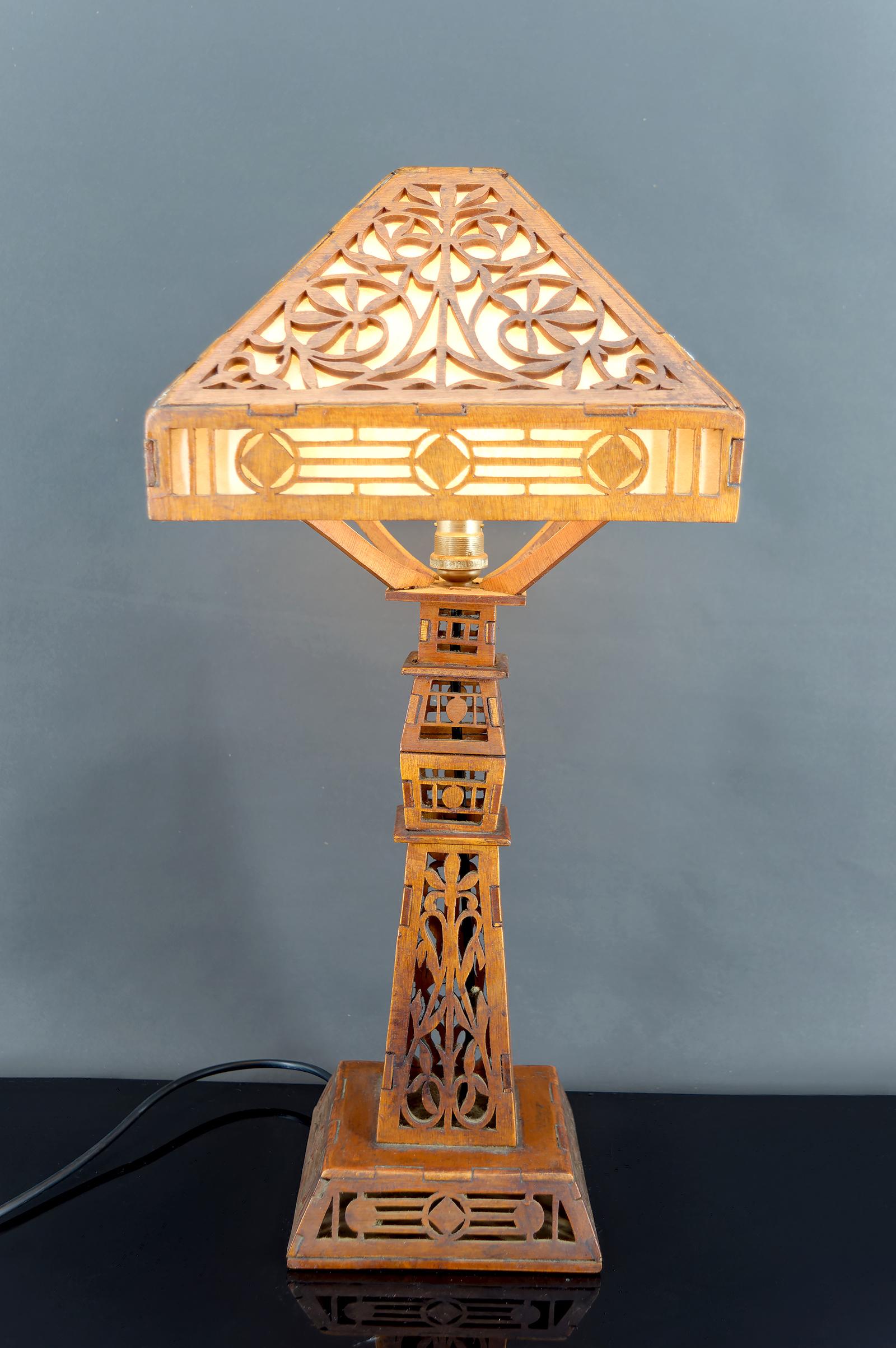 Importante Lámpara de Madera Recortada, EEUU, Arts & Crafts / Prairie School, 1900-1920 Estadounidense en venta