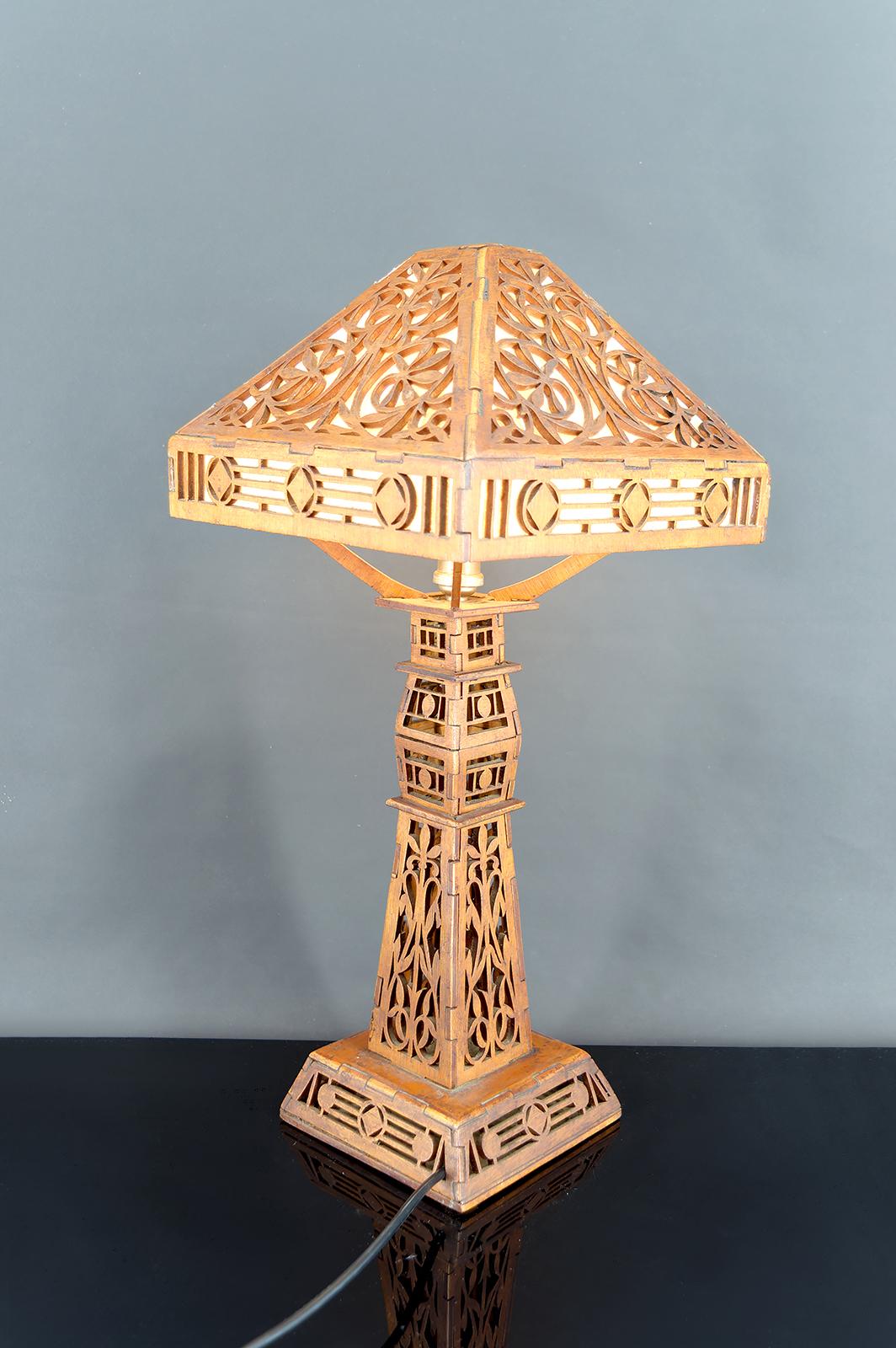 Importante Lámpara de Madera Recortada, EEUU, Arts & Crafts / Prairie School, 1900-1920 en Bastante bueno estado para la venta en VÉZELAY, FR