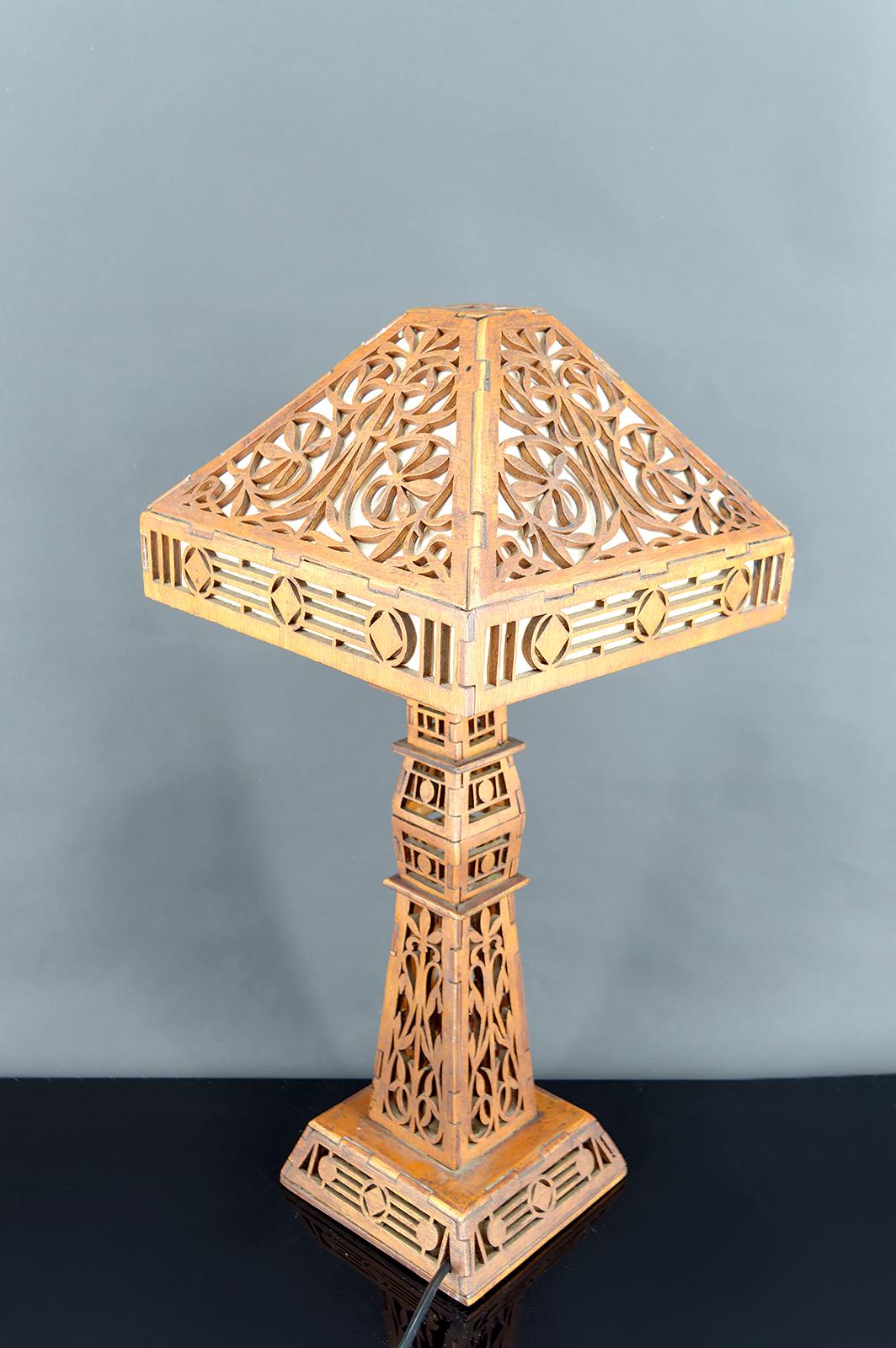 Importante Lámpara de Madera Recortada, EEUU, Arts & Crafts / Prairie School, 1900-1920 siglo XX en venta