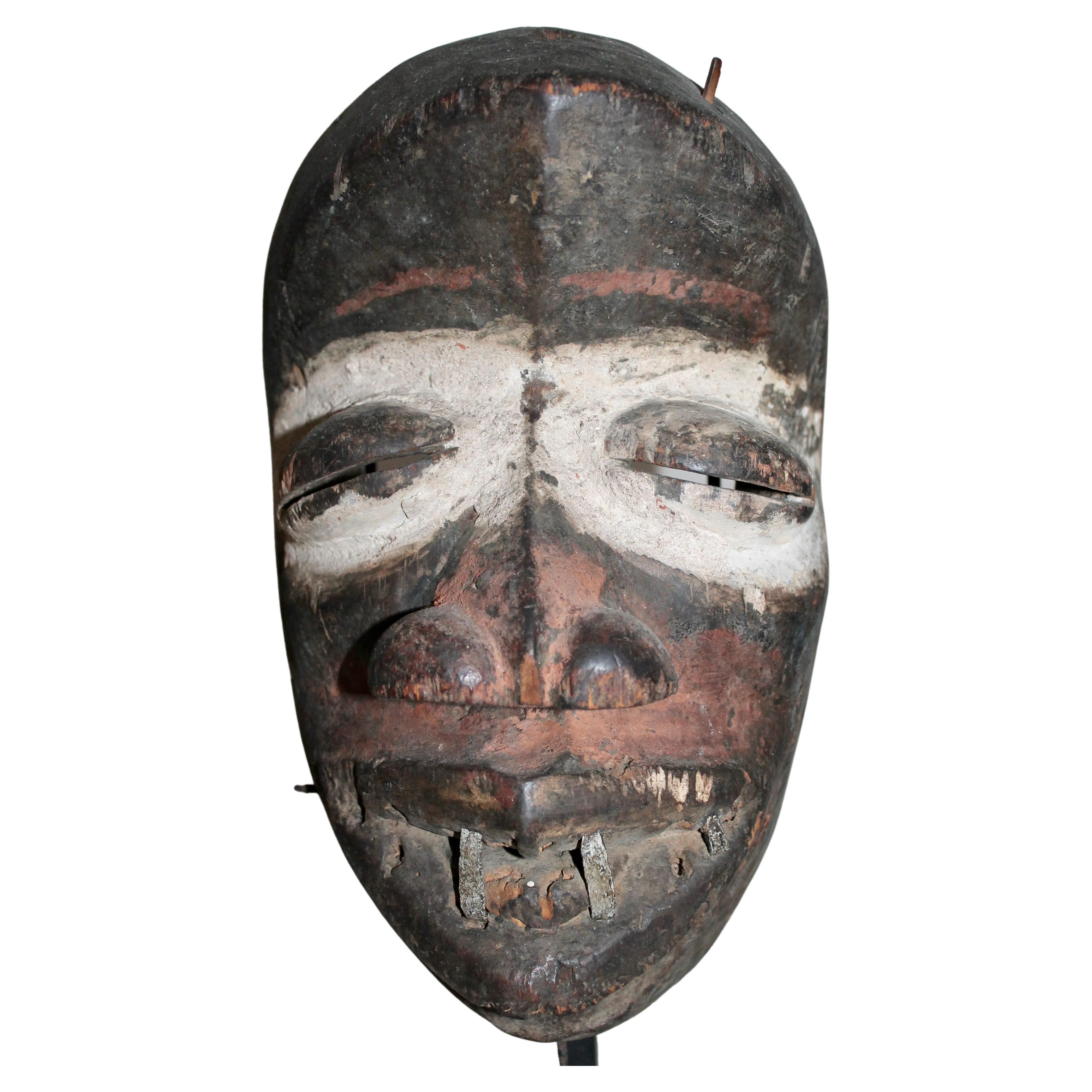 Superb mask with typical strong features and kaolin around the eyes. Advertised by Pace Primitive in Arts D'Afrique Noire 74. Ex. collection Al Ross (1911-2011).