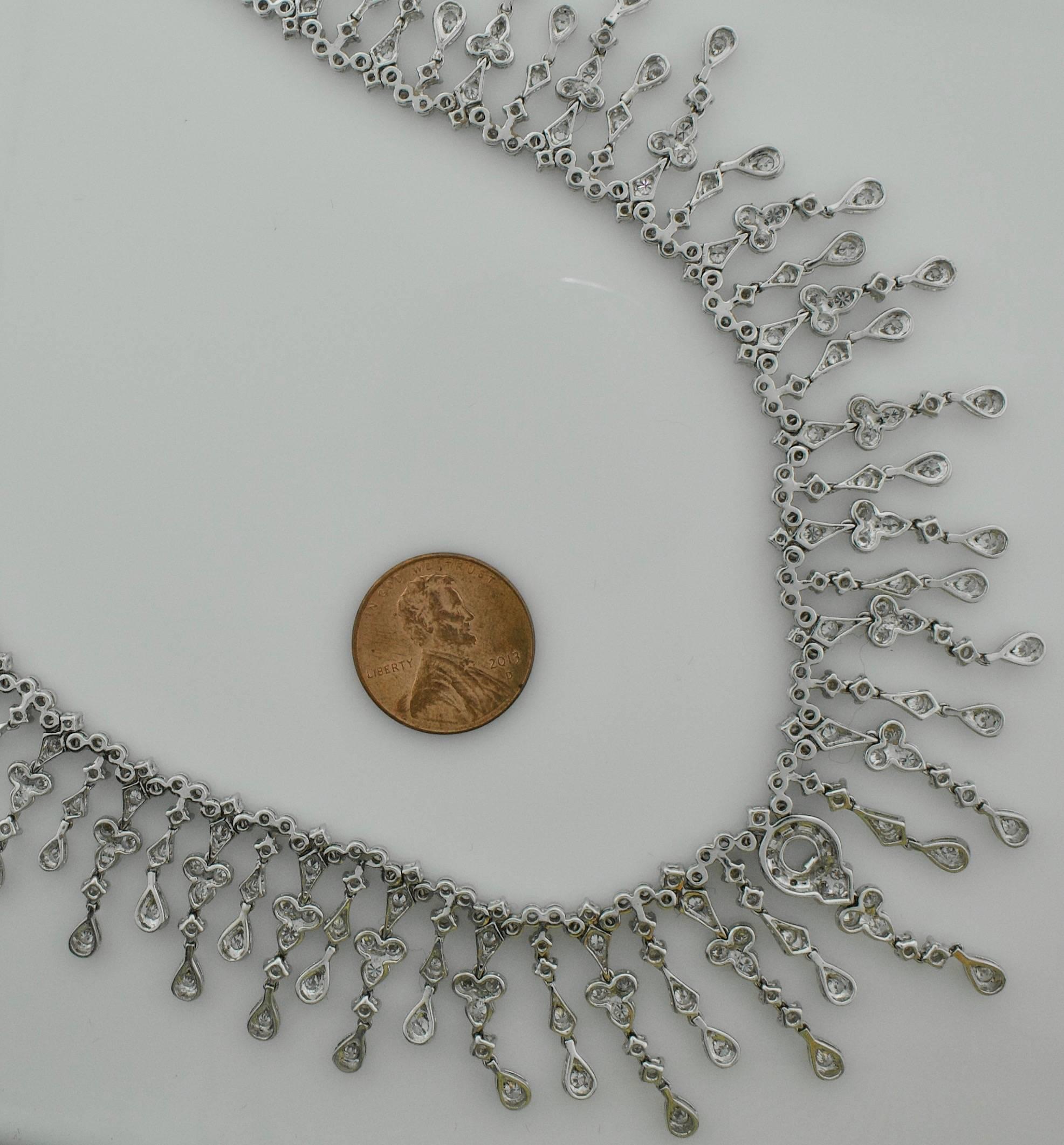 Round Cut Important Dangling Diamond Necklace in 18 Karat 11.60 Carat