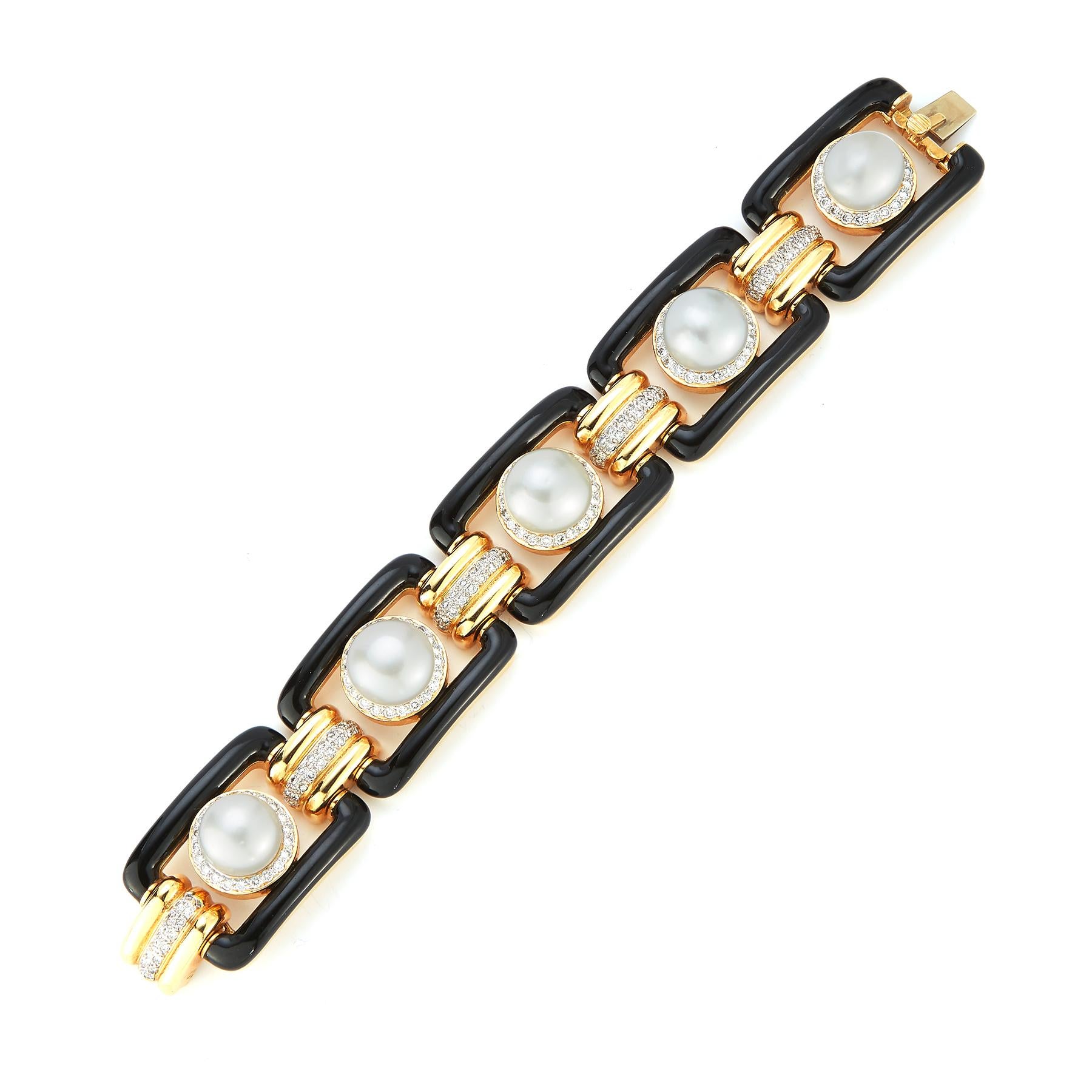 Important David Webb Pearl and black Enamel Bracelet

5 pearls surrounded by round cut diamonds 

Measurements: 7