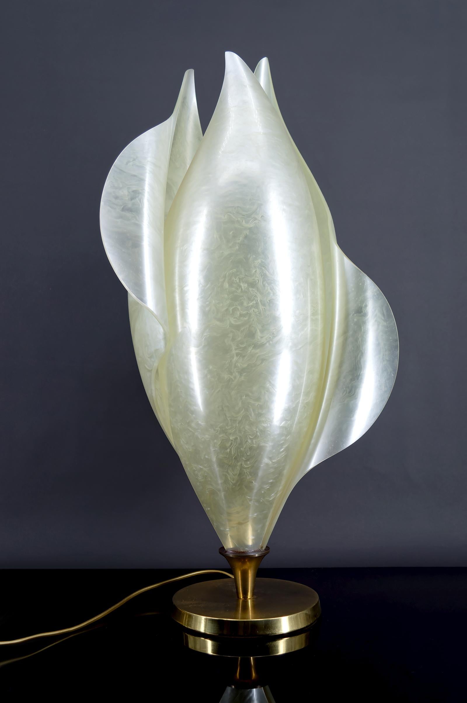 Esta elegante lámpara de salón, obra emblemática de la Maison Rougier, encarna el refinamiento del diseño de los años 70-80. 

Concebida por Roger Rougier, diseñador famoso por sus creaciones innovadoras que combinan materiales modernos y formas