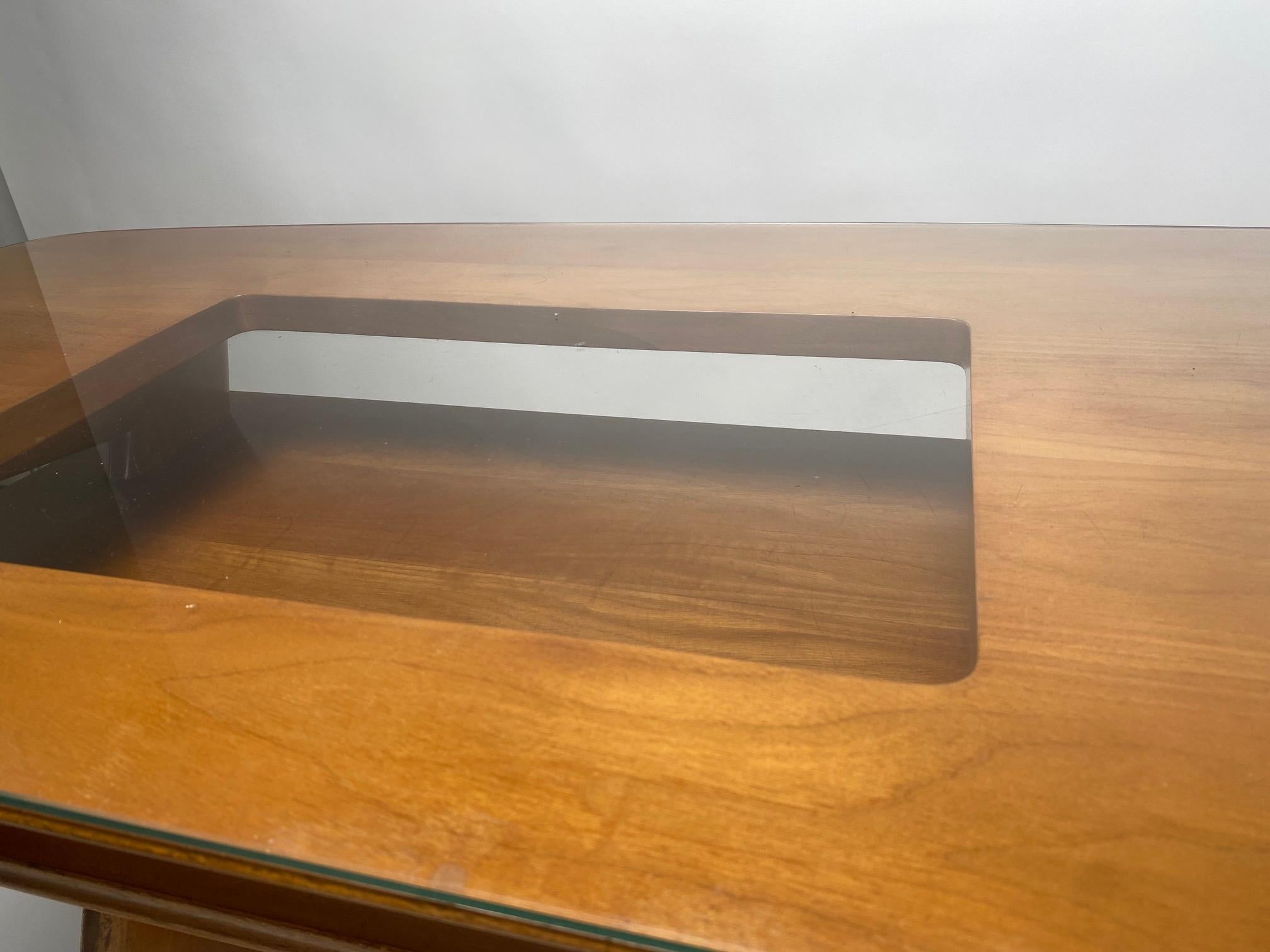 Important Desk in wood and glass by Melchiorre Bega (Attr.), Italy, 1950s In Good Condition For Sale In Argelato, BO