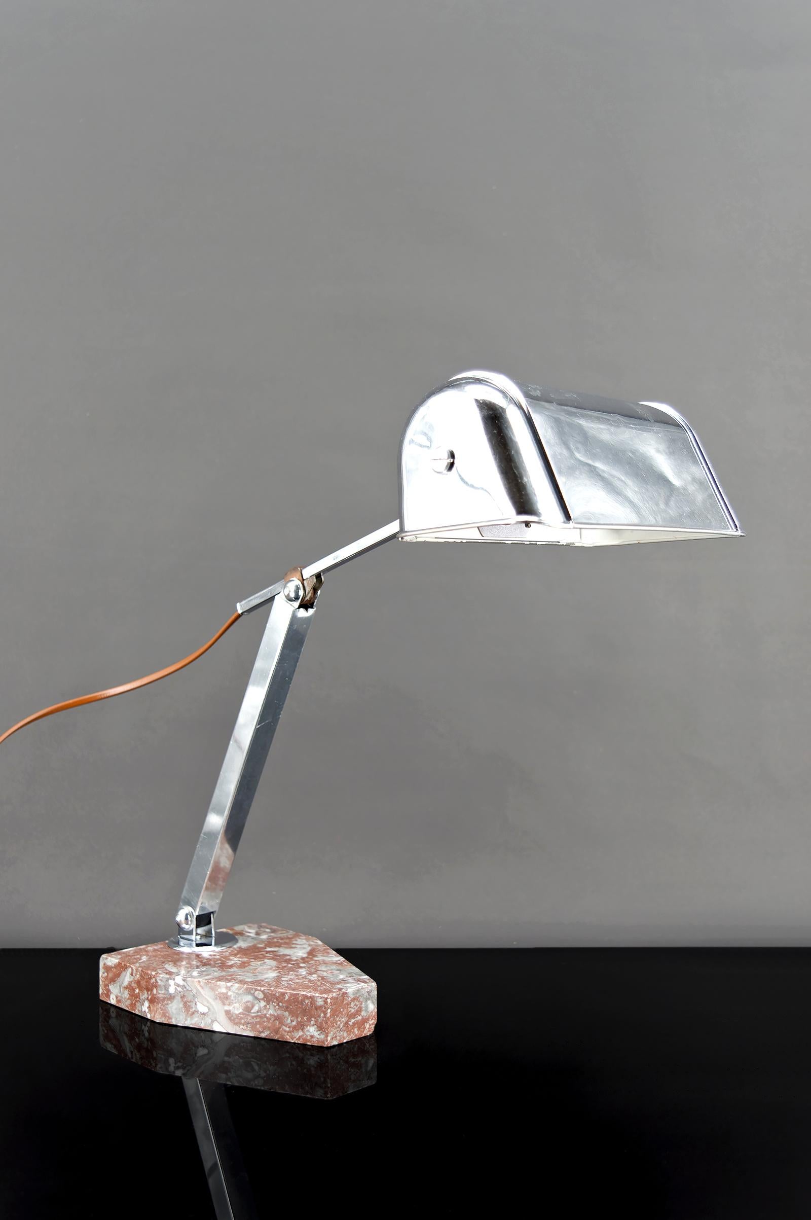 Important Desk Lamp, Chrome, Aluminum, and Marble, Art Deco Modernist, France, Circa 1930

Add a touch of elegance to your interior with this exceptional Art Deco desk lamp, crafted in France around 1930. A beautiful blend of noble materials –
