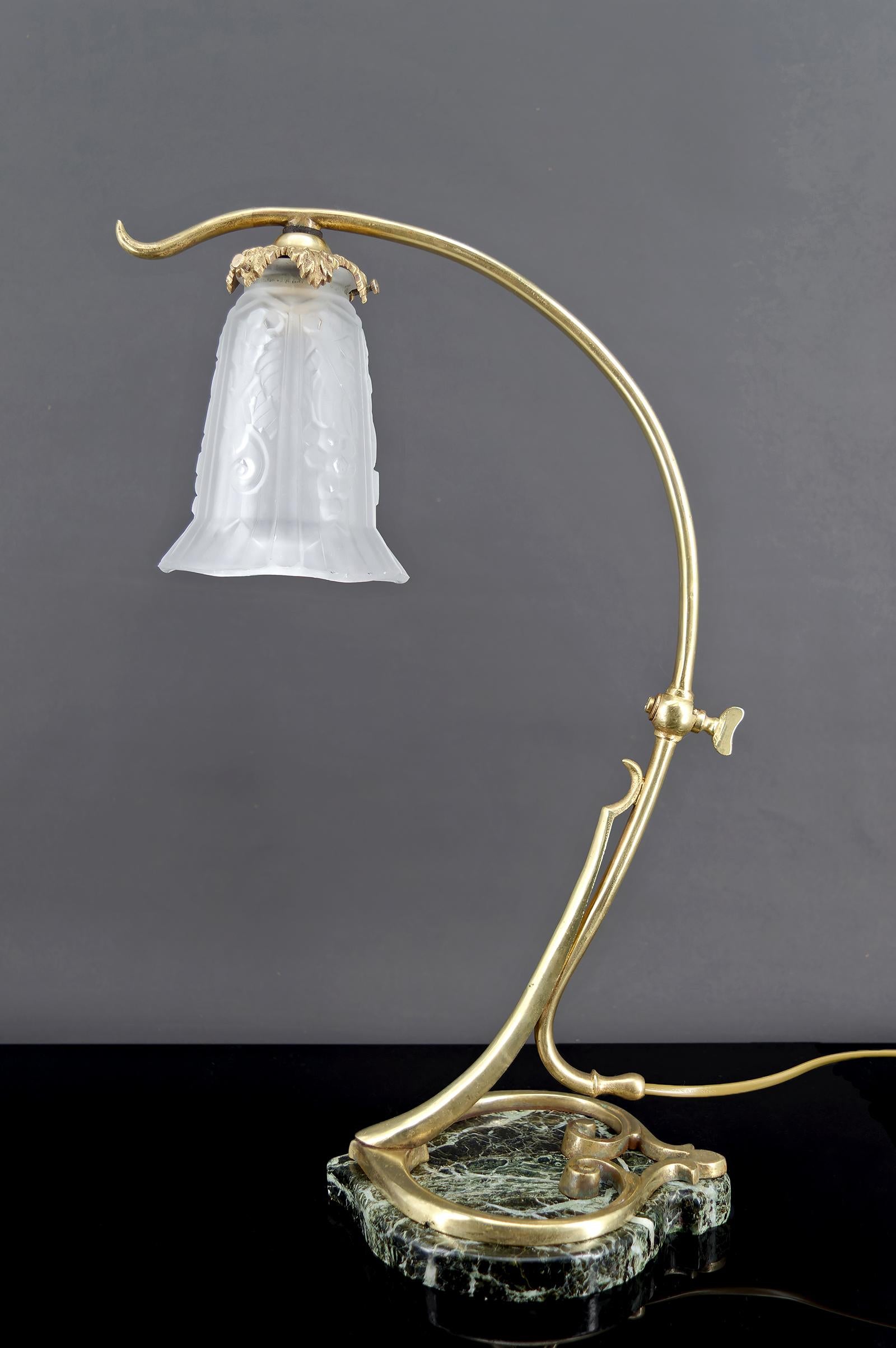Wichtige Schreibtischlampe aus Bronze und Marmor, Jugendstil, Frankreich, um 1890


Wir freuen uns, Ihnen diese beeindruckende Schreibtischlampe präsentieren zu können, ein außergewöhnliches Stück dekorativer Kunst aus dem späten 19. Jahrhundert,