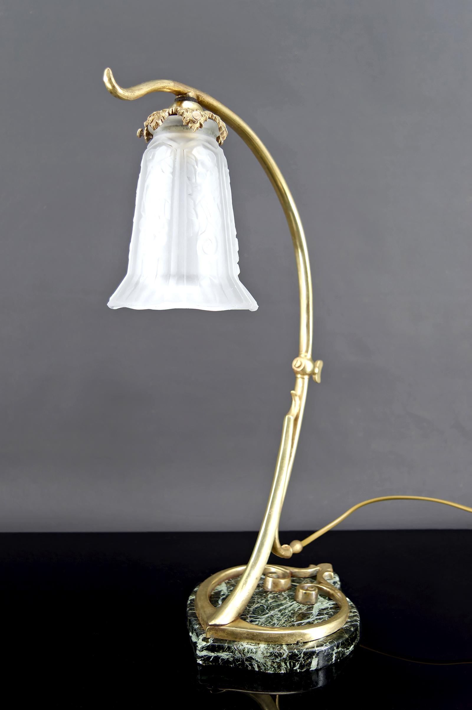Wichtige Schreibtischlampe aus Bronze und Marmor, Jugendstil, Frankreich, um 1890 (Art nouveau) im Angebot