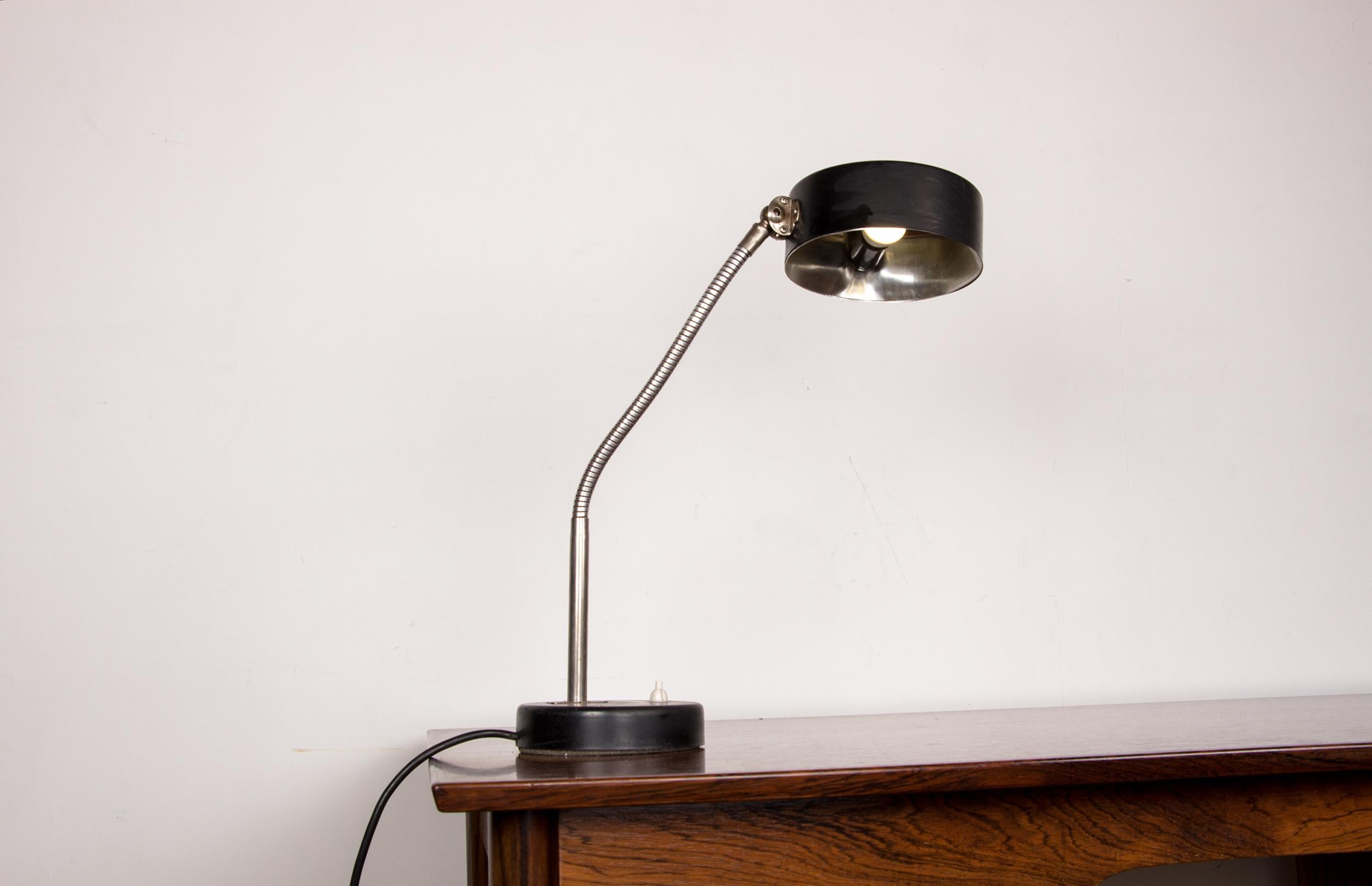 Important desk lamp with flexible base 1960. For Sale 4