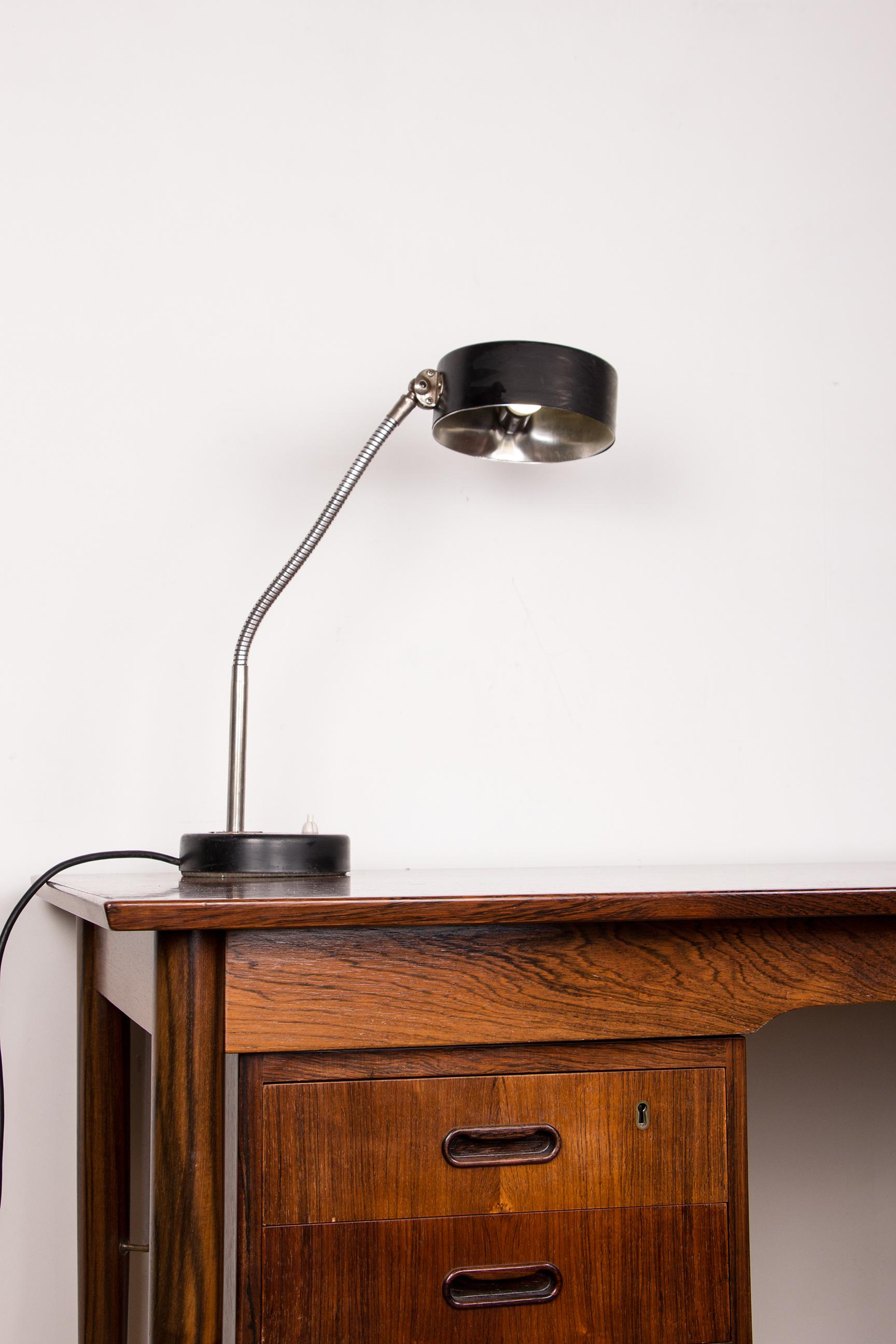 Important desk lamp with flexible base 1960. For Sale 7