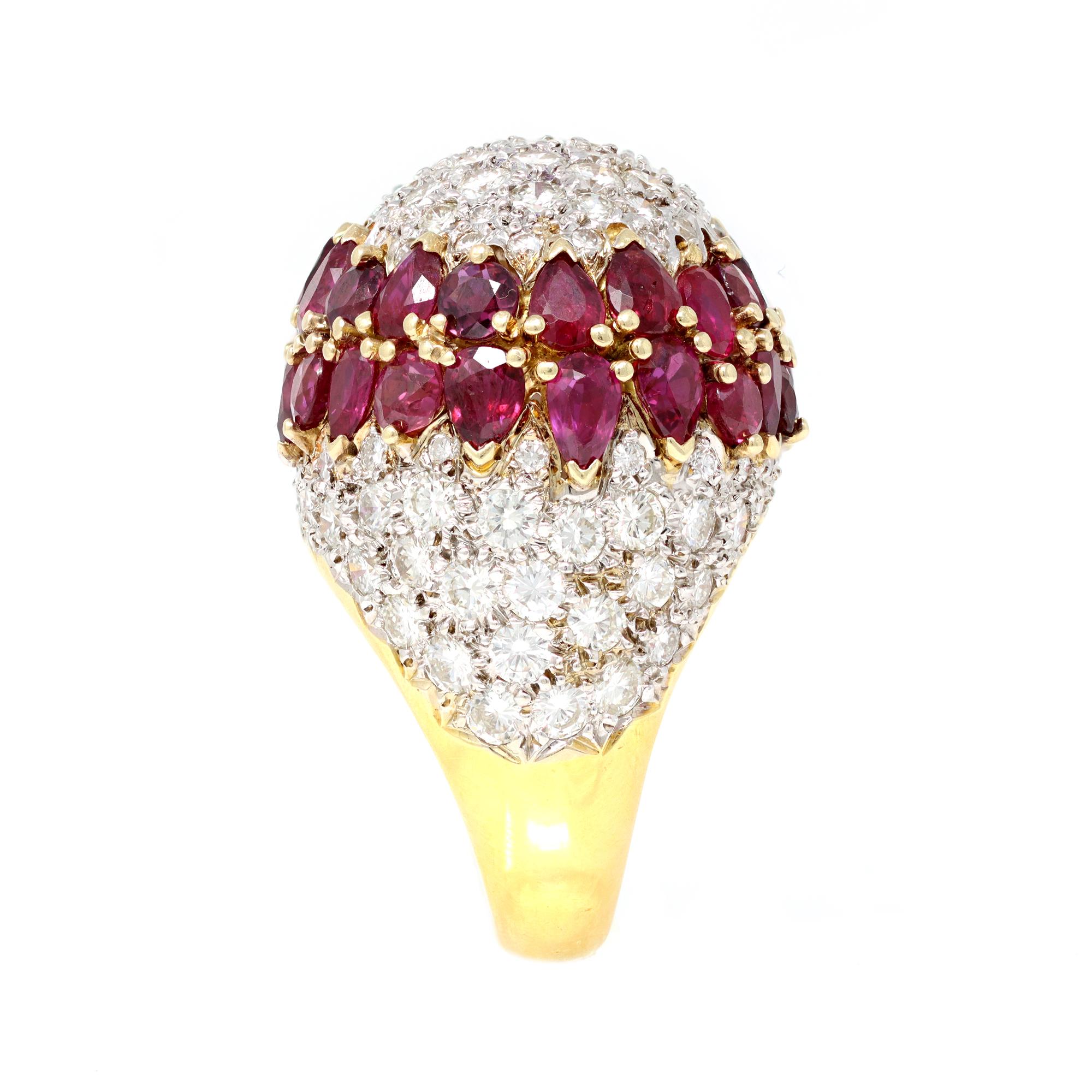 Moderne Importante bague cocktail à dôme en diamants et rubis, c. 1970 en vente